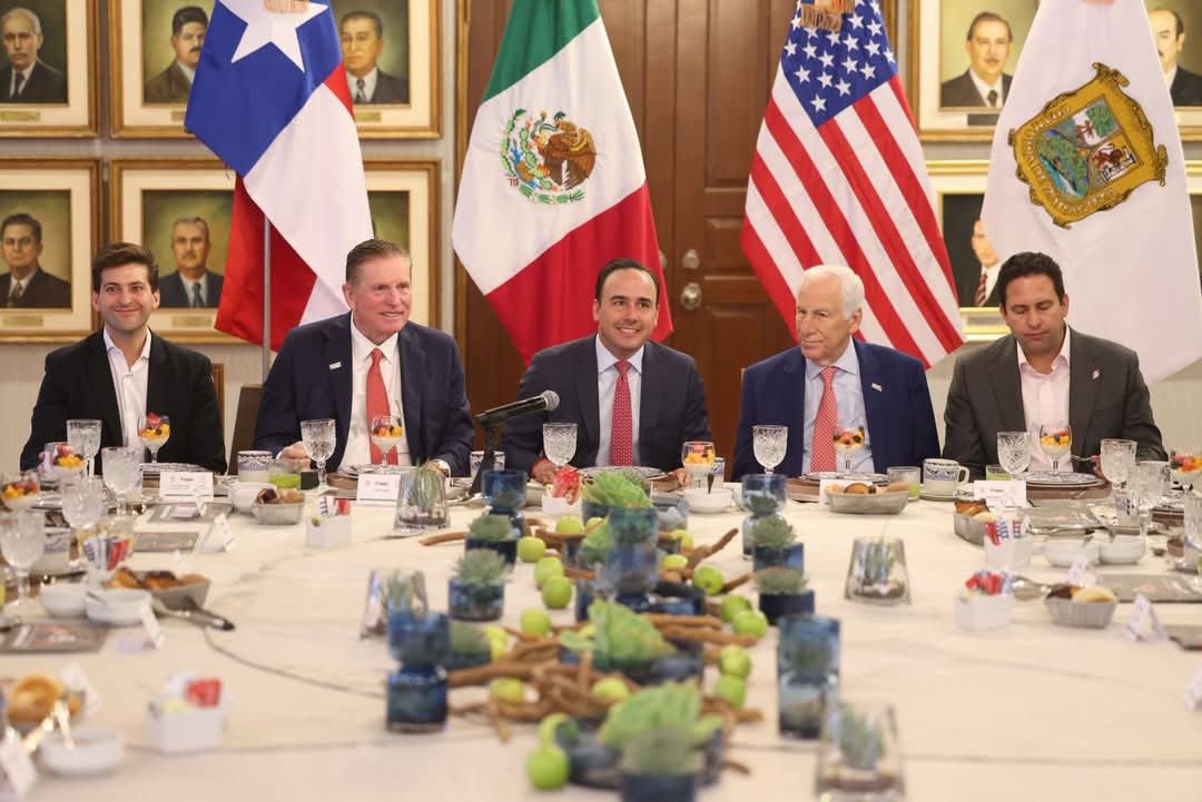 SE REÚNE MANOLO CON EMPRESARIOS DE TEXAS EN PALACIO DE GOBIERNO