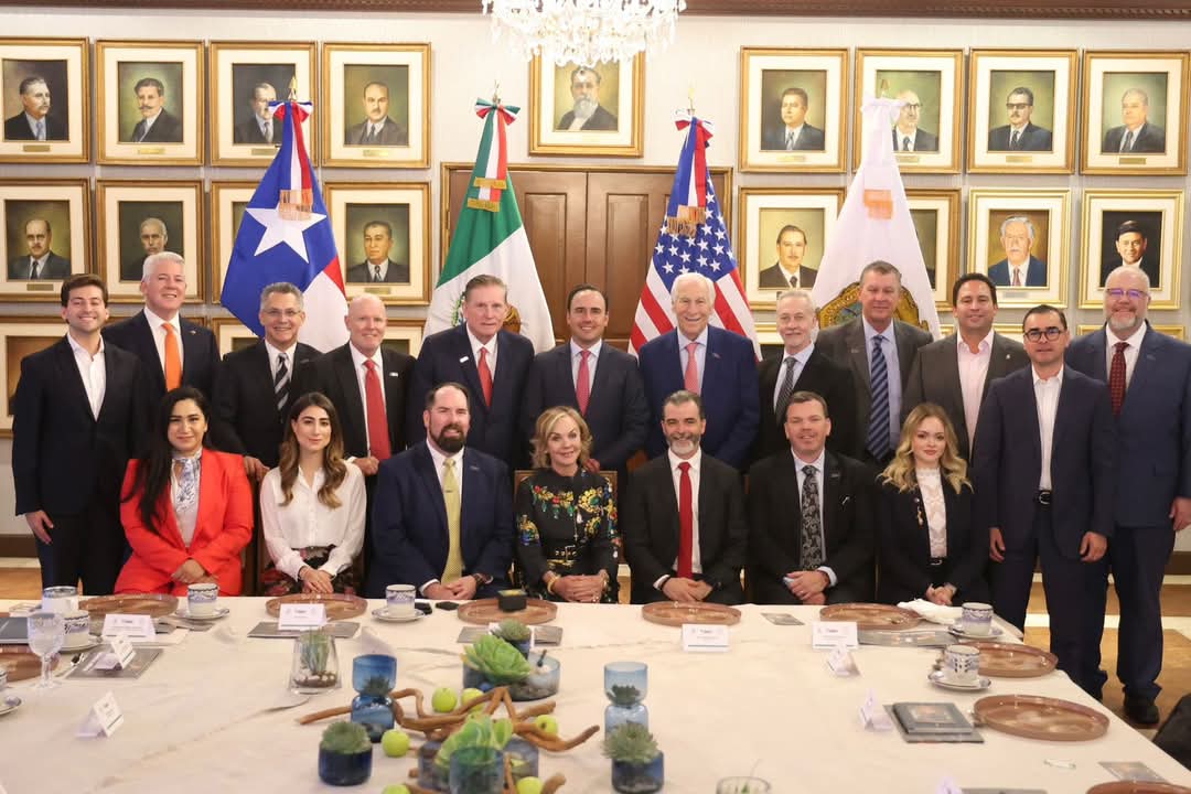 SE REÚNE MANOLO CON EMPRESARIOS DE TEXAS EN PALACIO DE GOBIERNO