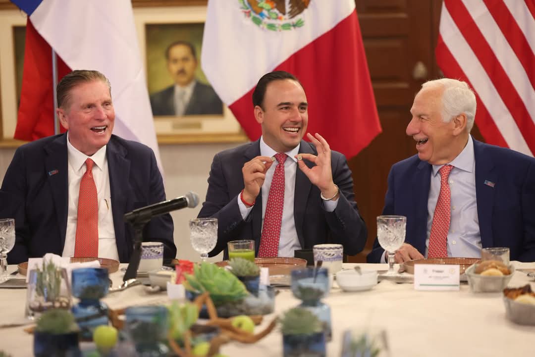 SE REÚNE MANOLO CON EMPRESARIOS DE TEXAS EN PALACIO DE GOBIERNO