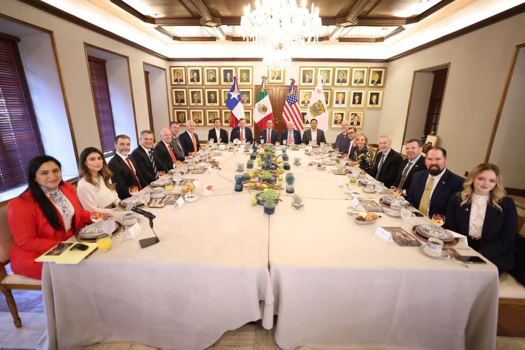 SE REÚNE MANOLO CON EMPRESARIOS DE TEXAS EN PALACIO DE GOBIERNO