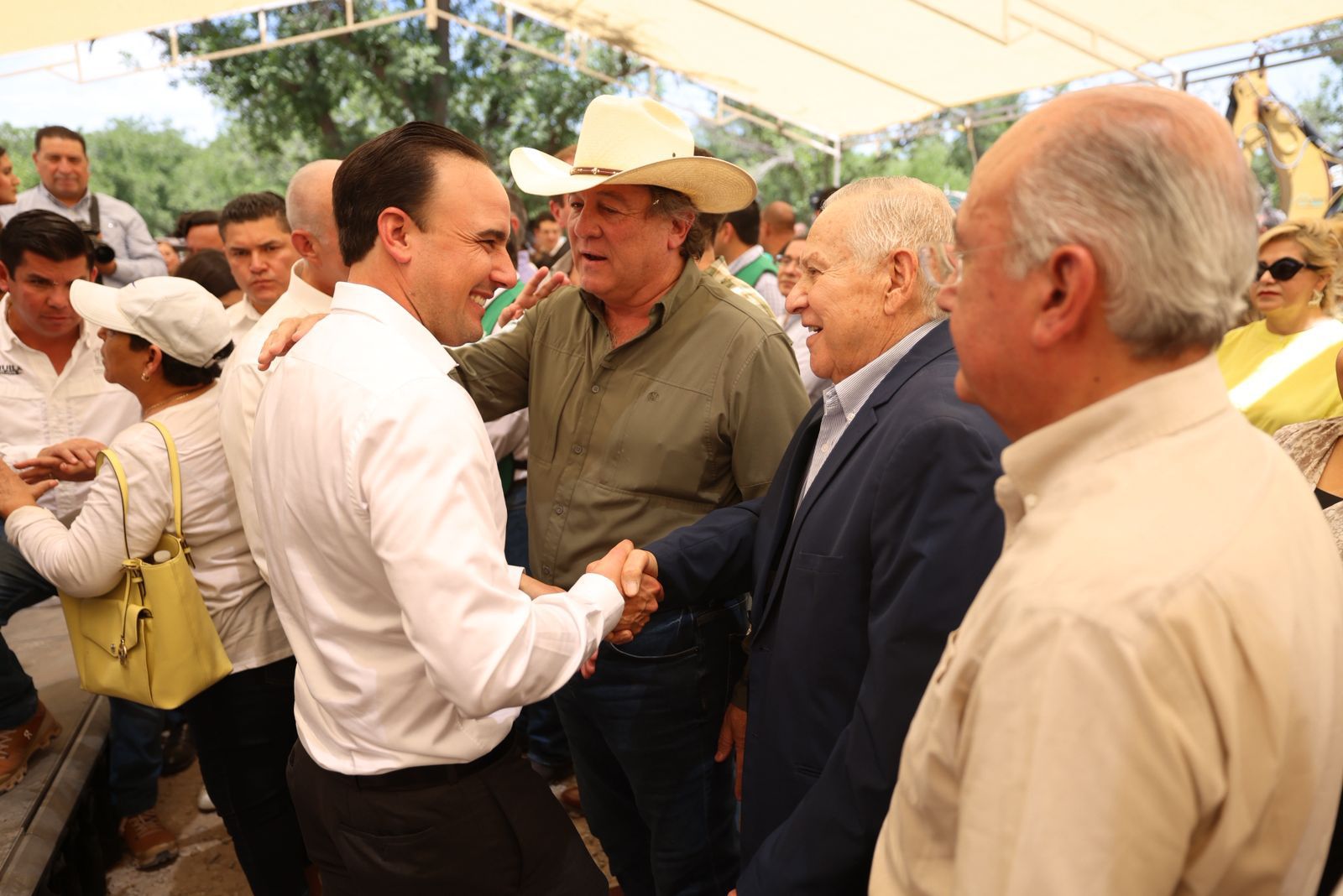 CONTINÚA MANOLO ARRANCANDO GRANDES OBRAS EN COAHUILA