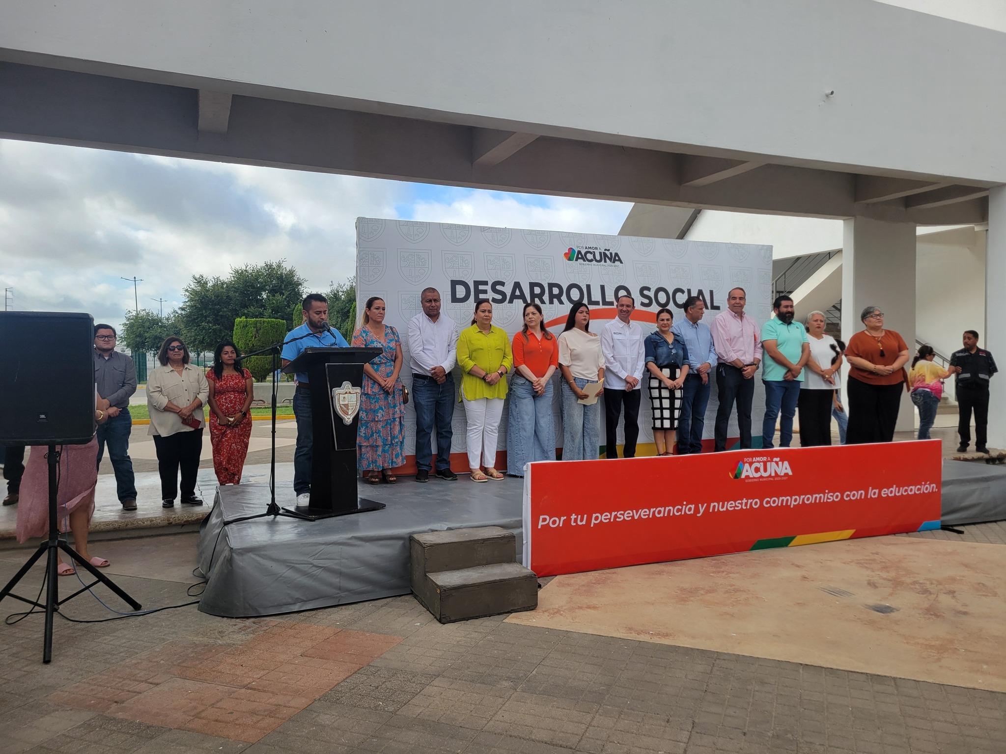 Entrega Presidencia Municipal de Acuña becas a estudiantes de preparatorias y universidades