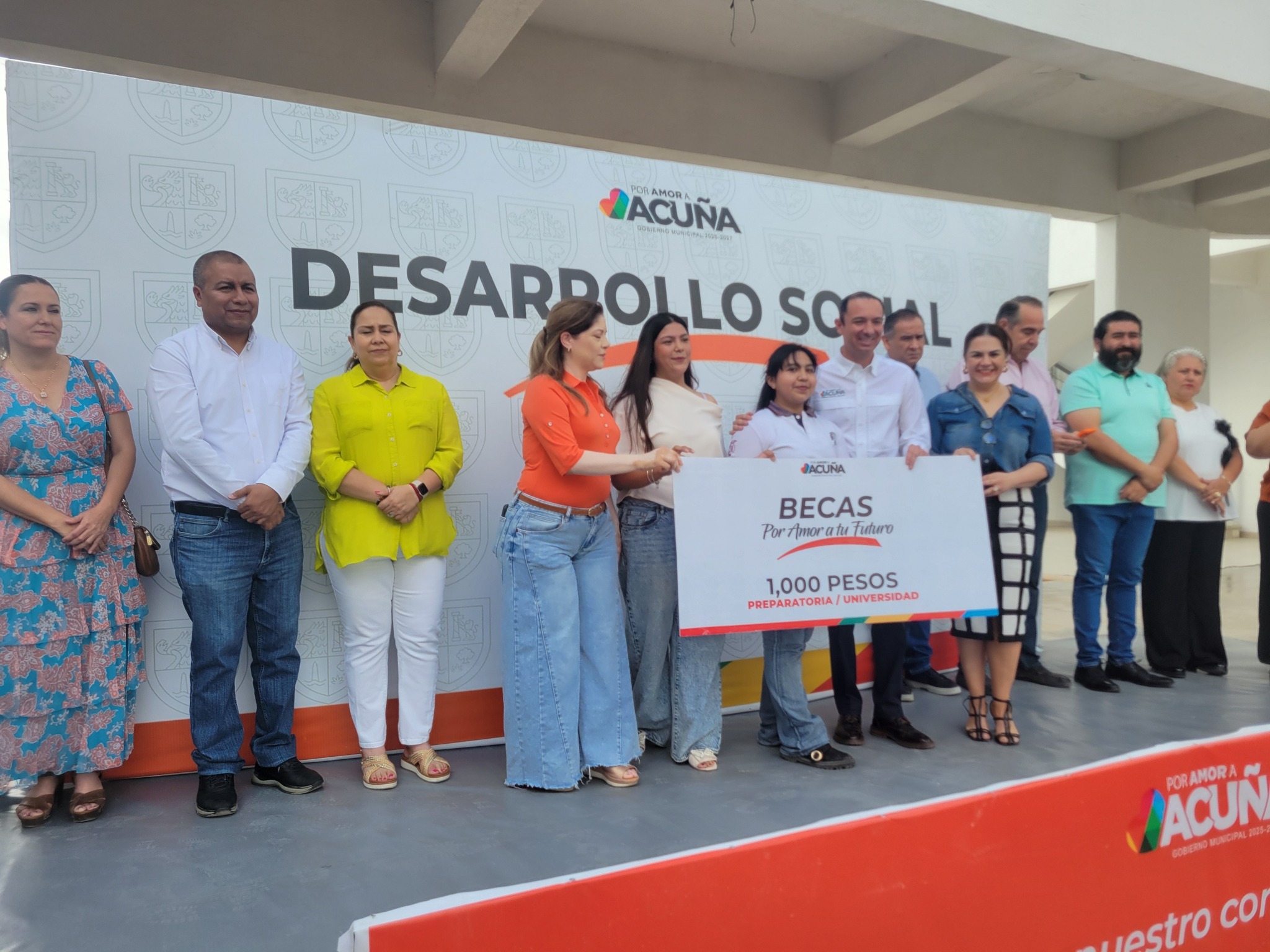 Entrega Presidencia Municipal de Acuña becas a estudiantes de preparatorias y universidades