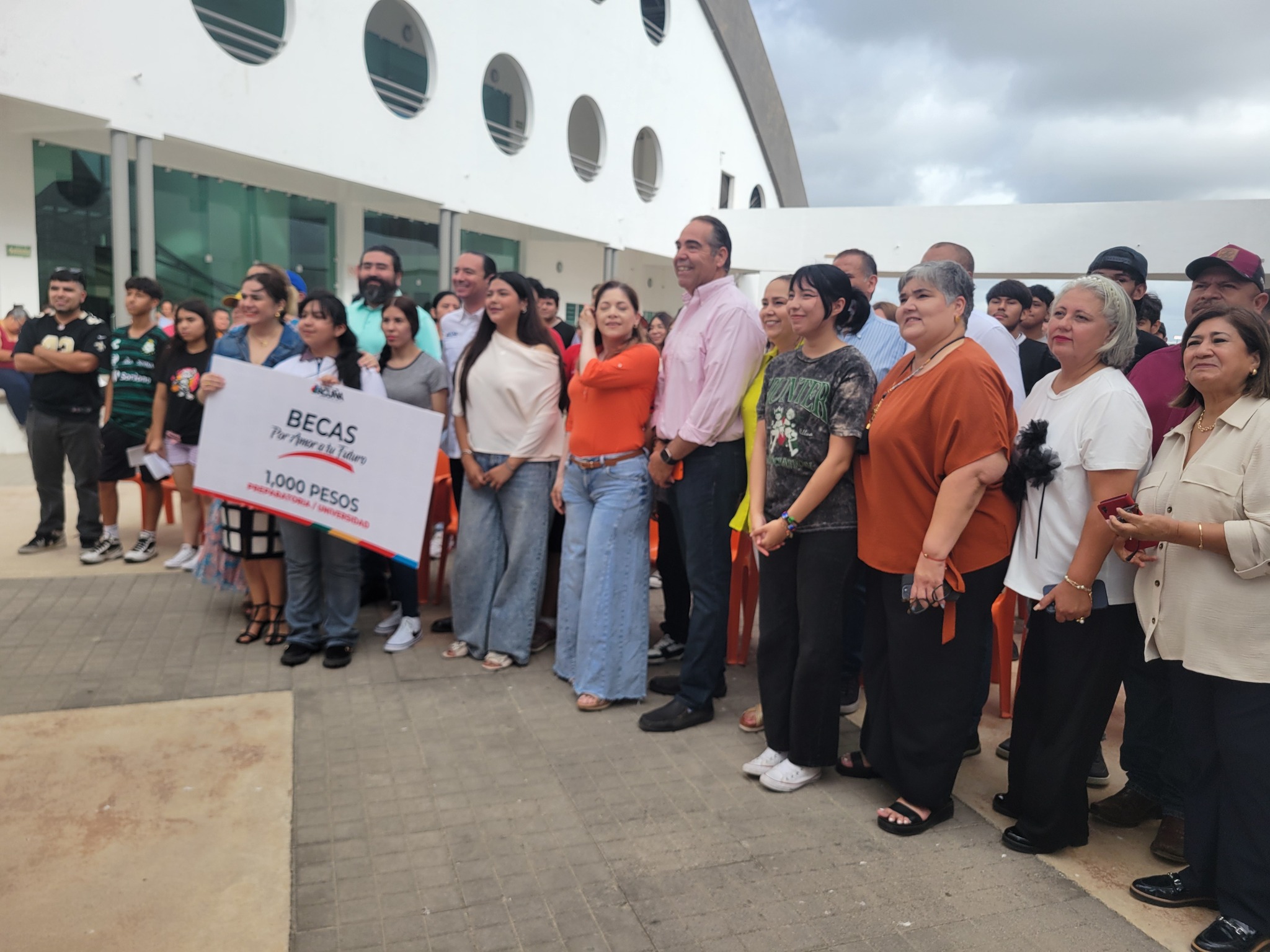 Entrega Presidencia Municipal de Acuña becas a estudiantes de preparatorias y universidades