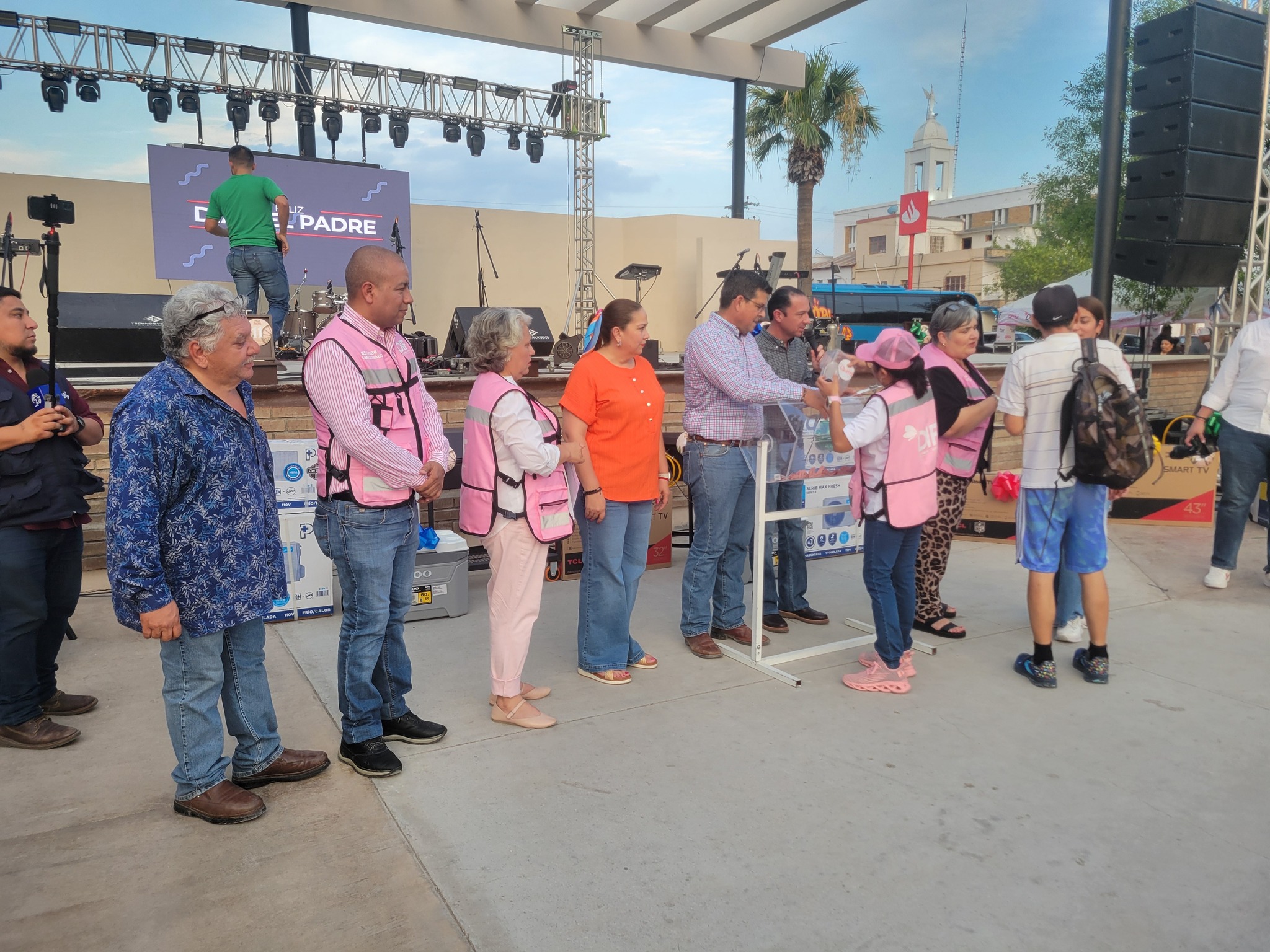 FESTEJAN A LOS PAPÁS EN ACUÑA