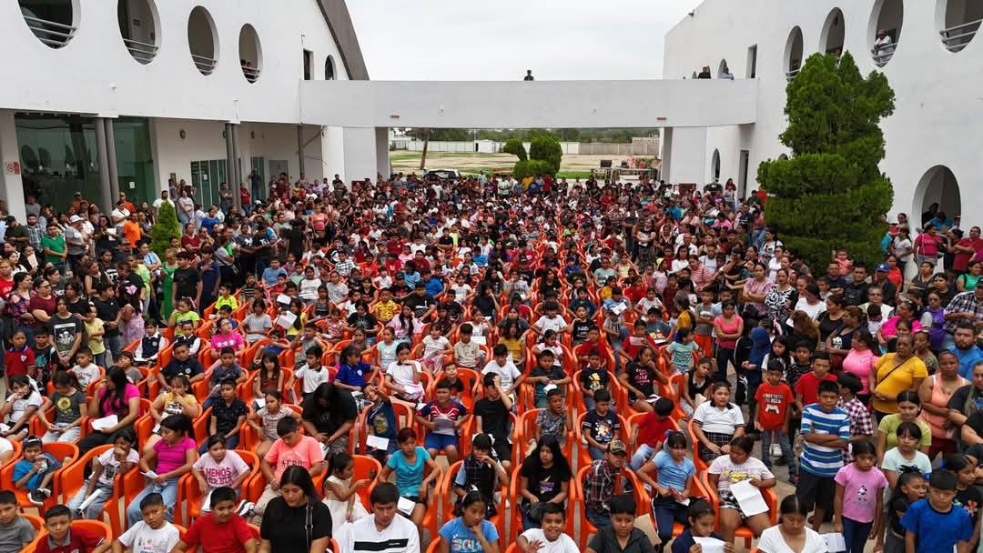 MIL BECAS, MIL RAZONES PARA SEGUIR SOÑANDO EN GRANDE: EMILIO DE HOYOS