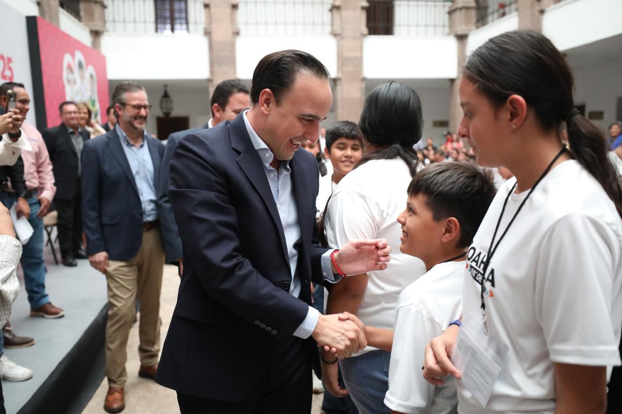 PREMIA MANOLO A NIÑAS Y NIÑOS GANADORES DE LA OLIMPIADA DEL CONOCIMIENTO