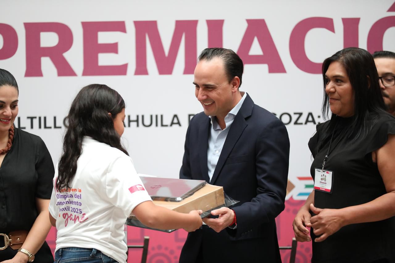 PREMIA MANOLO A NIÑAS Y NIÑOS GANADORES DE LA OLIMPIADA DEL CONOCIMIENTO