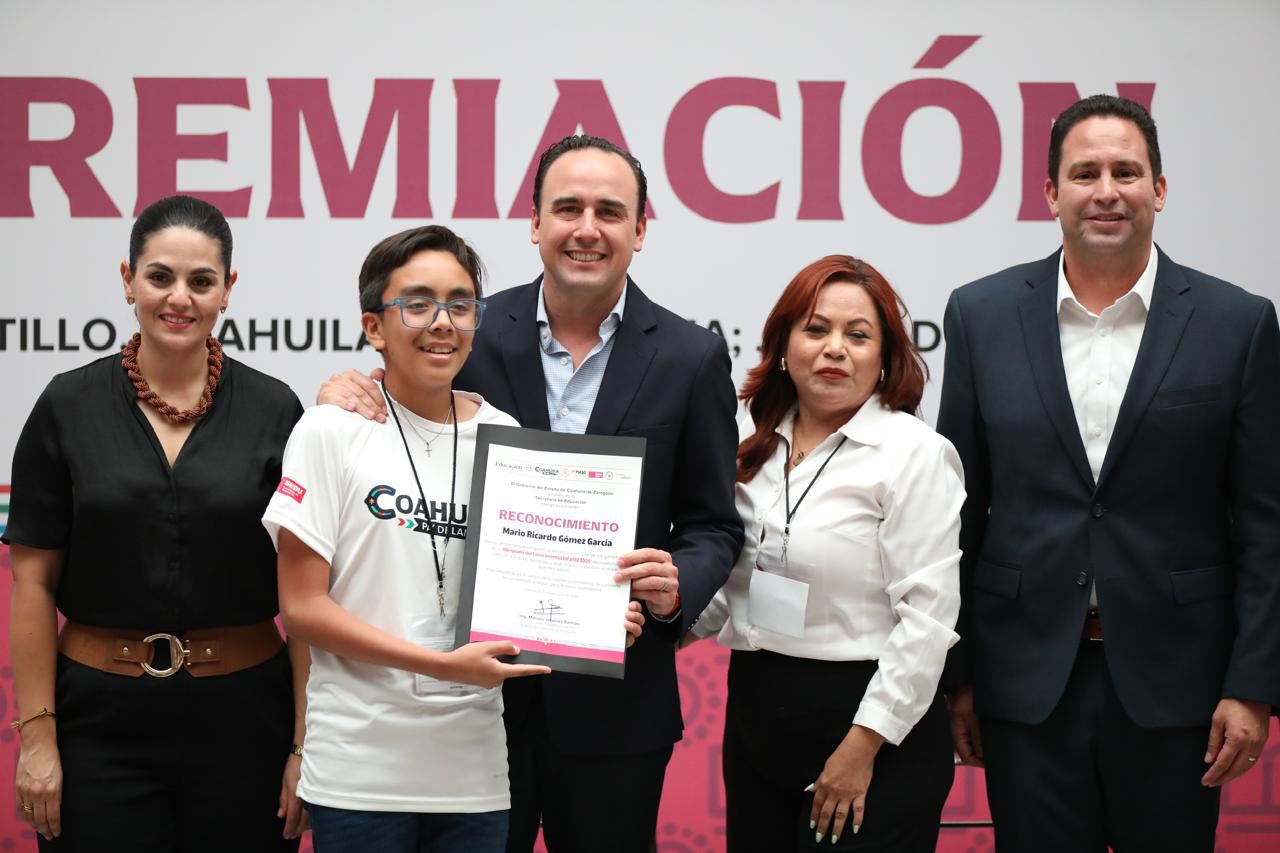PREMIA MANOLO A NIÑAS Y NIÑOS GANADORES DE LA OLIMPIADA DEL CONOCIMIENTO