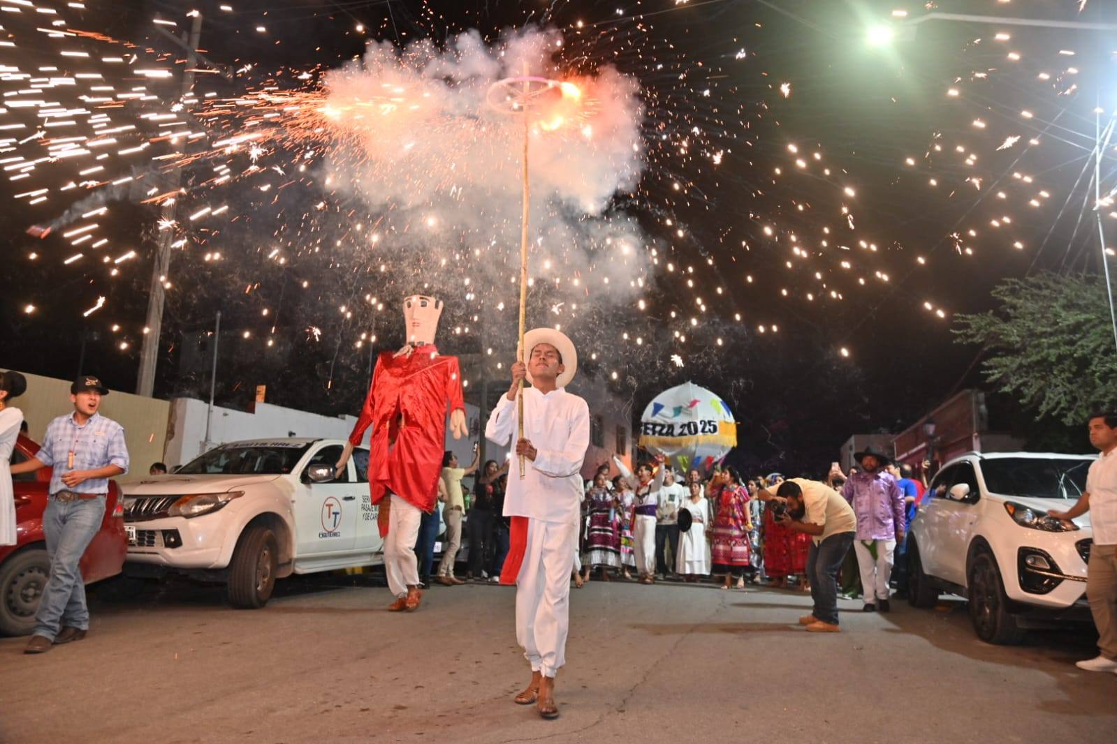 CON SABOR A OAXACA, ARRANCA LA GUELAGUETZA 2025 EN ACUÑA
