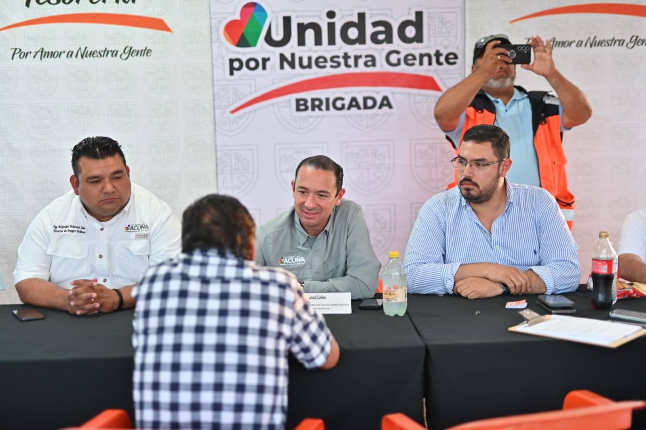 EMILIO DE HOYOS LLEVA BRIGADA A COLINAS DEL VALLE
