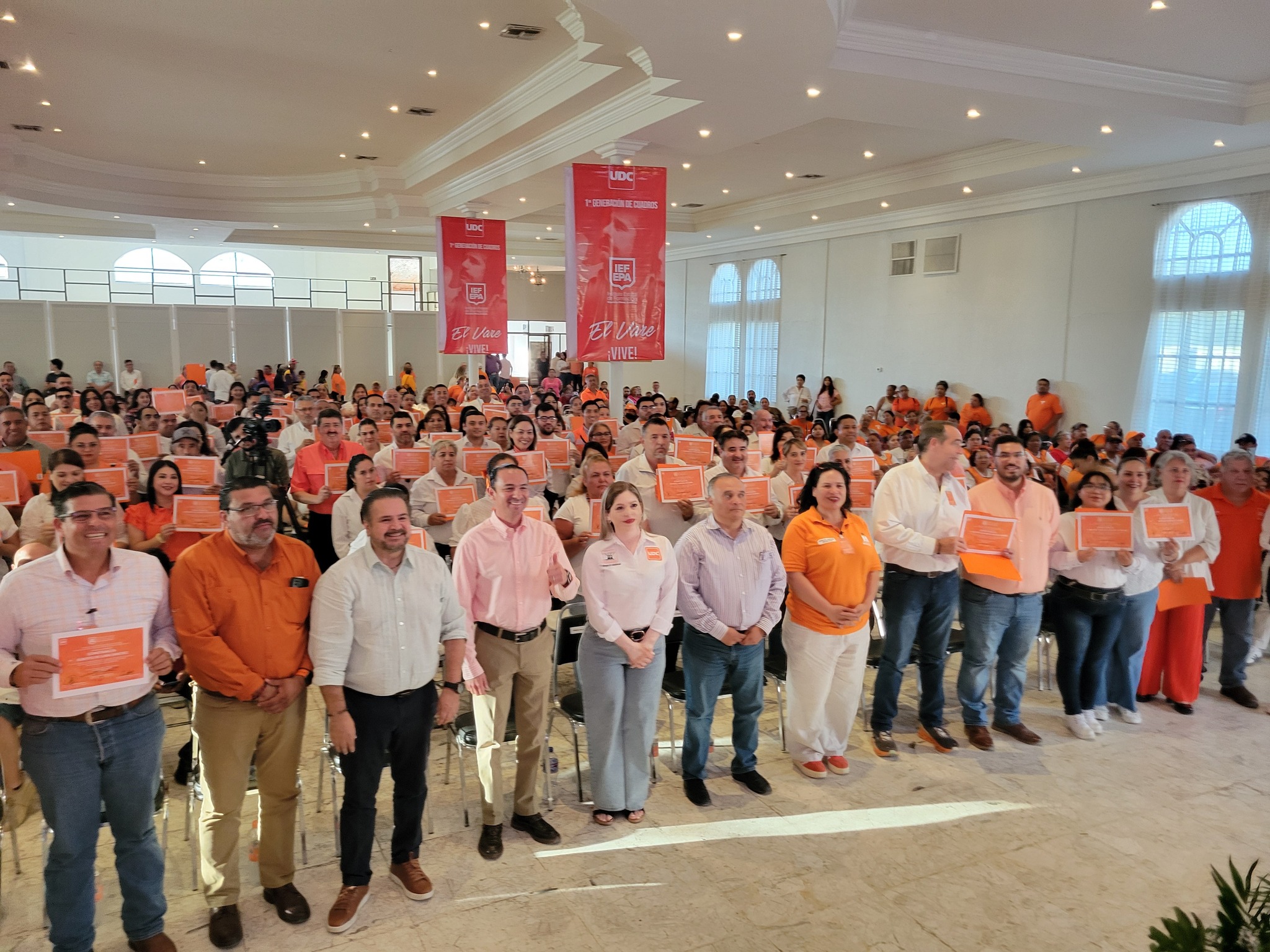 GRADÚA PRIMERA GENERACIÓN DE LA ESCUELA DE CUADROS DEL IEF "EVARISTO PÉREZ ARREOLA"