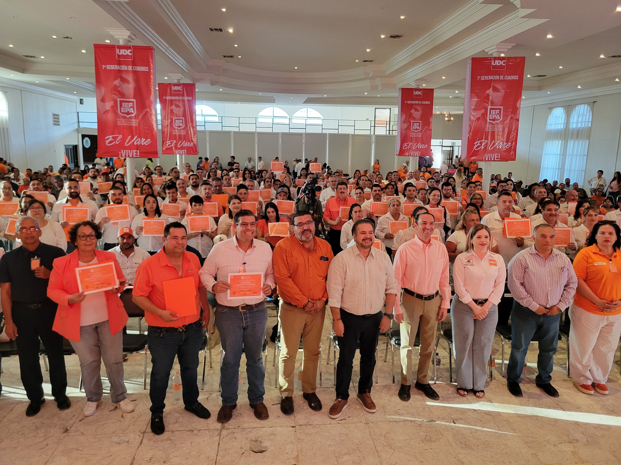 GRADÚA PRIMERA GENERACIÓN DE LA ESCUELA DE CUADROS DEL IEF "EVARISTO PÉREZ ARREOLA"