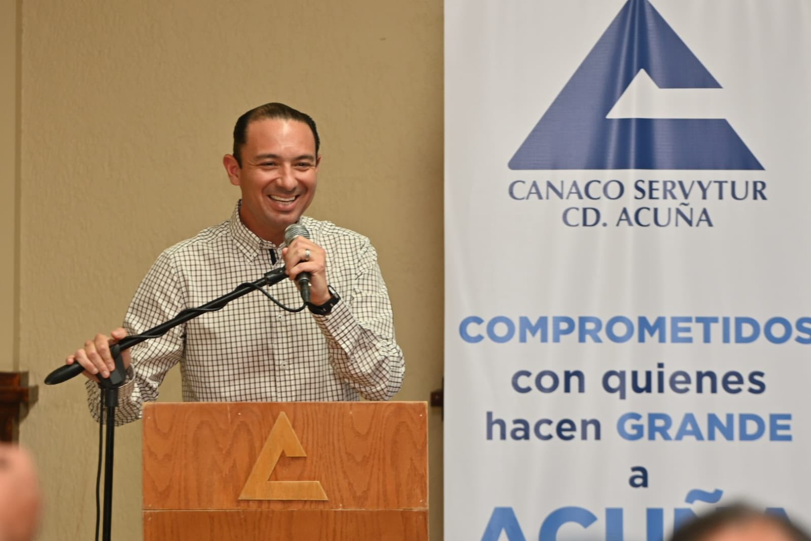ALCALDE EMILIO DE HOYOS ATESTIGUA LA FIRMA DEL CONVENIO ENTRE MEJORA COAHUILA Y CANACO SERVYTUR ACUÑA