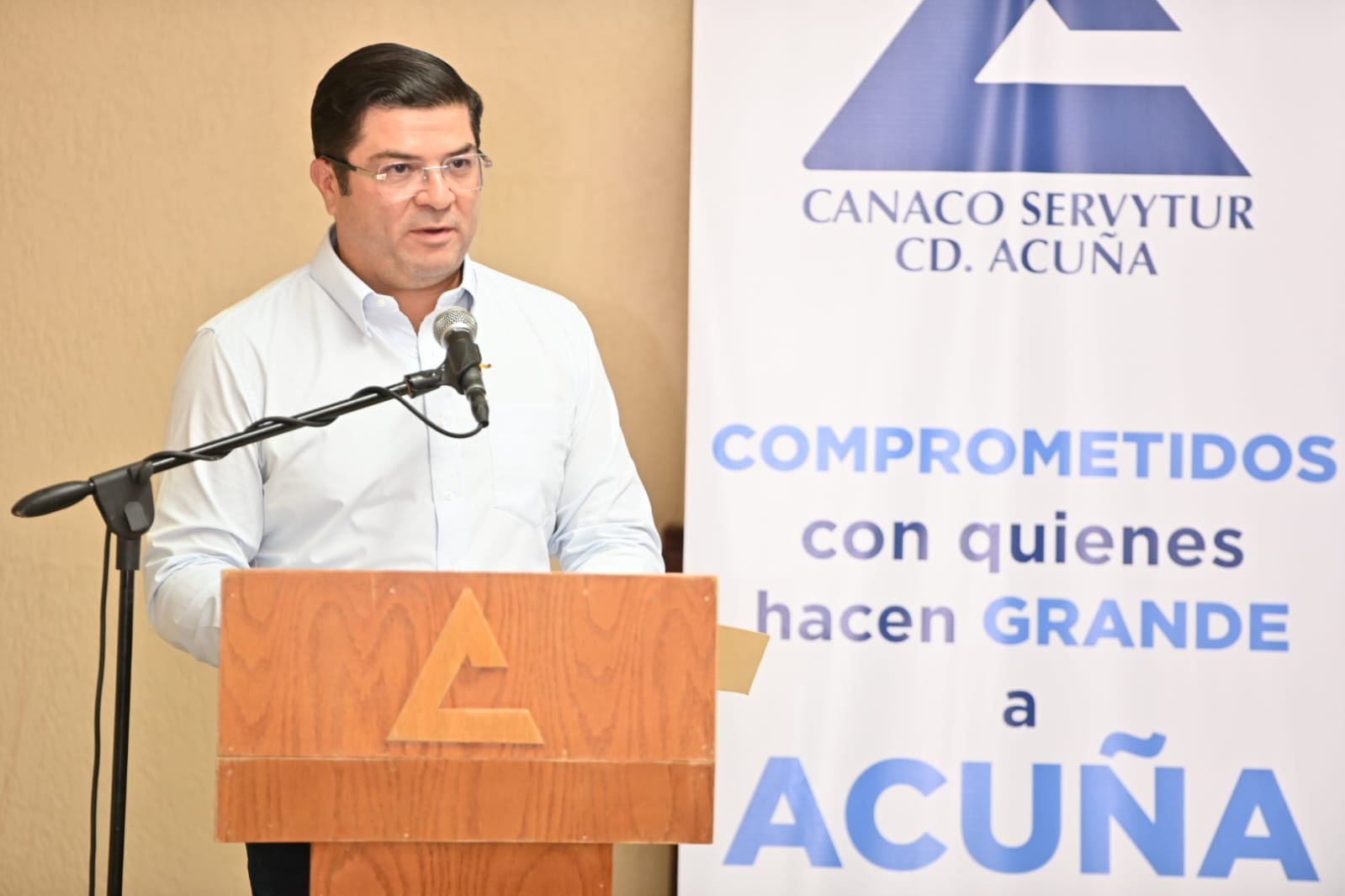 ALCALDE EMILIO DE HOYOS ATESTIGUA LA FIRMA DEL CONVENIO ENTRE MEJORA COAHUILA Y CANACO SERVYTUR ACUÑA