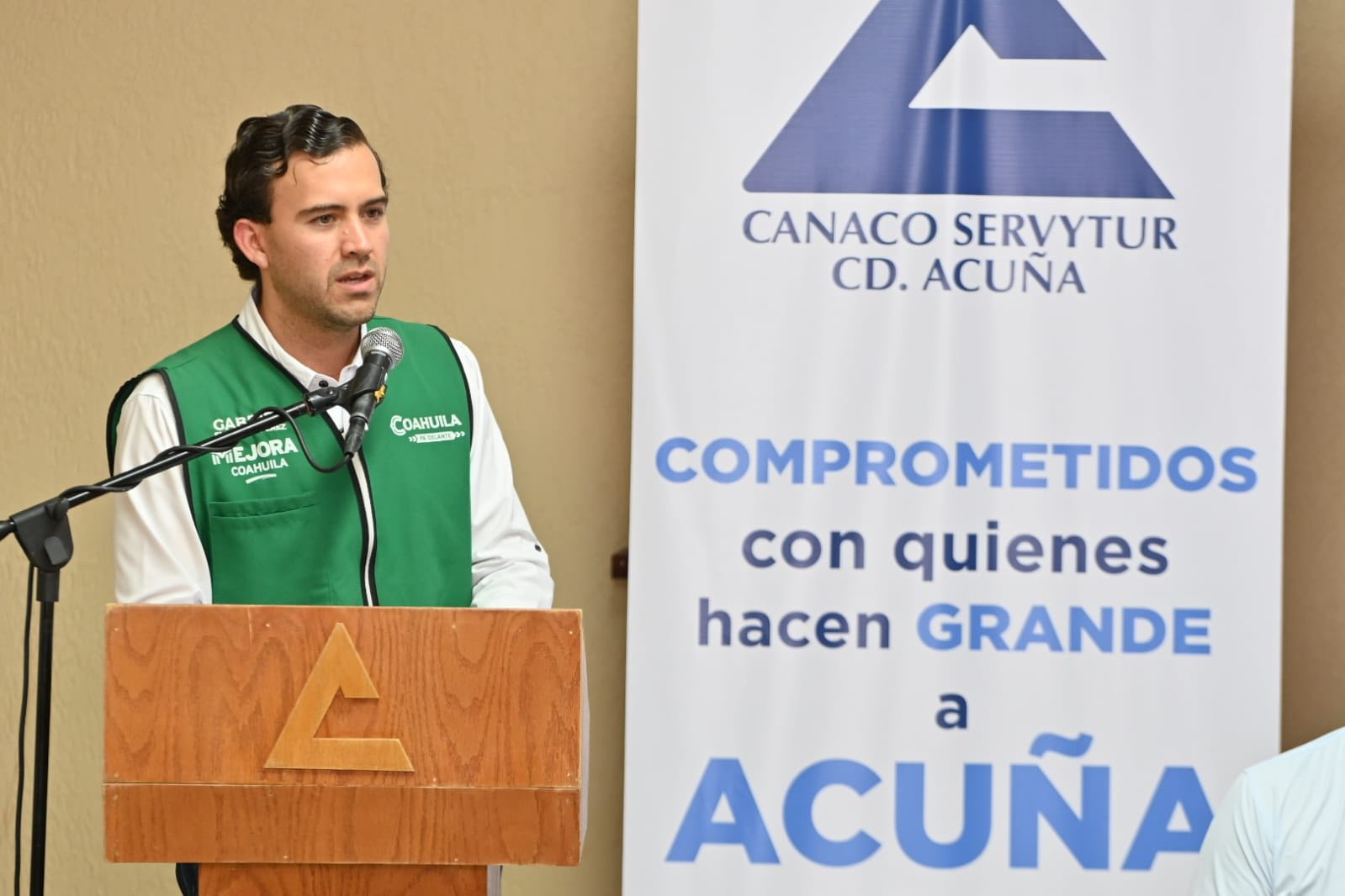 ALCALDE EMILIO DE HOYOS ATESTIGUA LA FIRMA DEL CONVENIO ENTRE MEJORA COAHUILA Y CANACO SERVYTUR ACUÑA