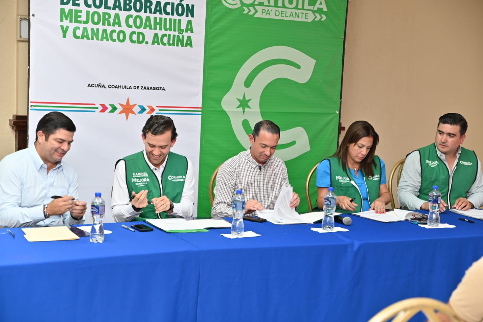 ALCALDE EMILIO DE HOYOS ATESTIGUA LA FIRMA DEL CONVENIO ENTRE MEJORA COAHUILA Y CANACO SERVYTUR ACUÑA