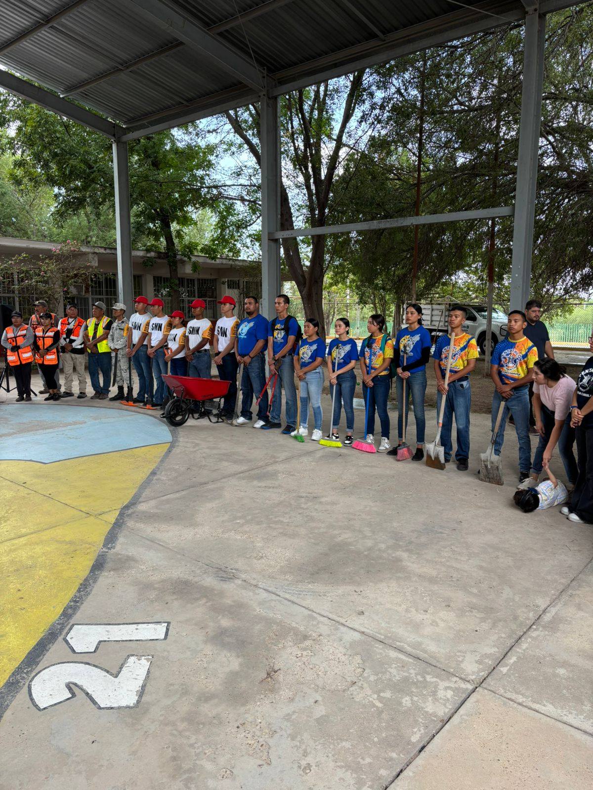 BRIGADA DE LIMPIEZA Y PODA EN EL CAM 21: JUNTOS POR UN ENTORNO SEGURO Y DIGNO