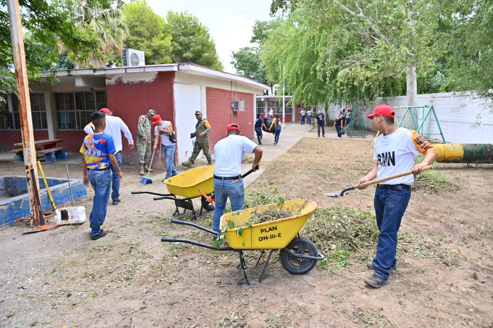 BRIGADA DE LIMPIEZA Y PODA EN EL CAM 21: JUNTOS POR UN ENTORNO SEGURO Y DIGNO