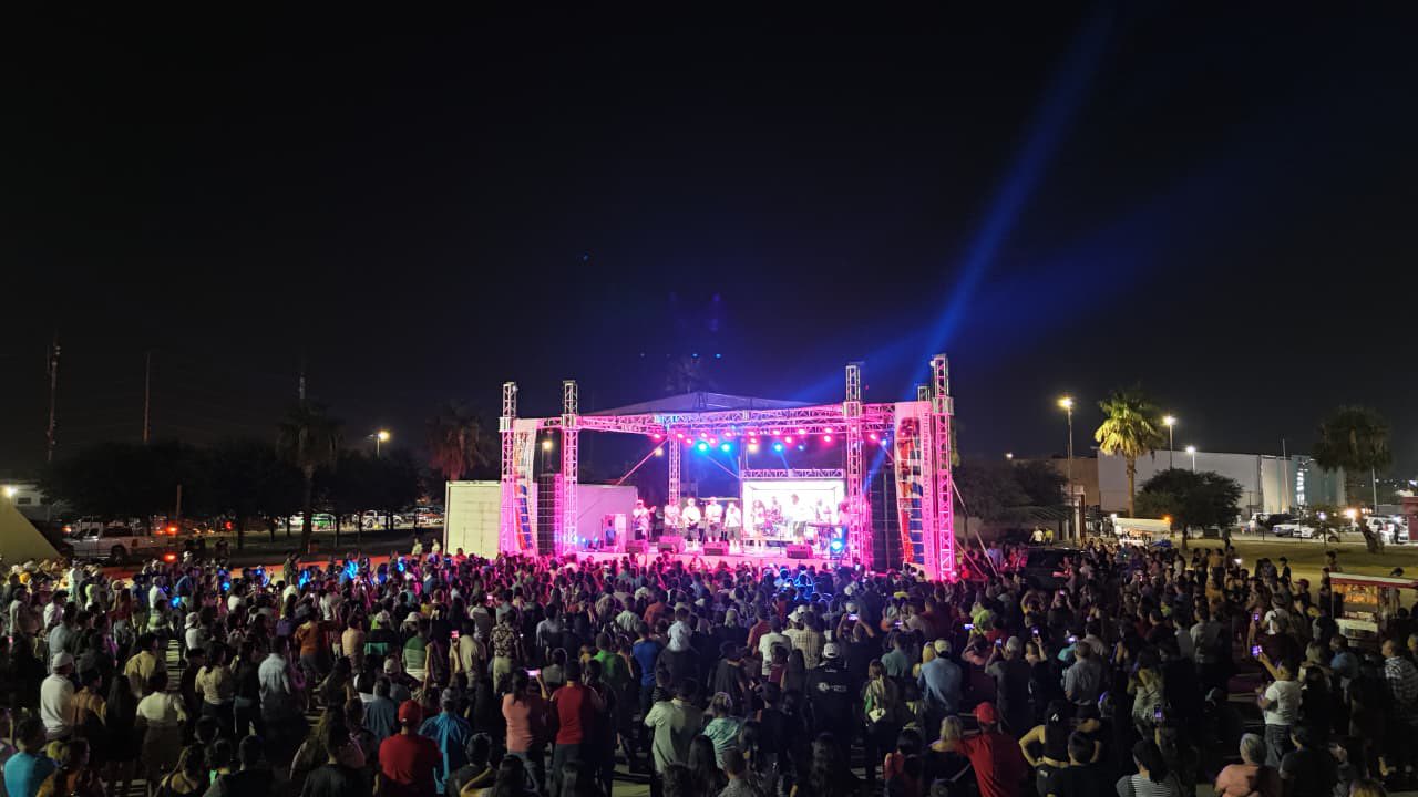 GRAN ÉXITO EN LA PRIMERA FERIA NOCTURNA DEL COMERCIO EN LA MACROPLAZA DE ACUÑA