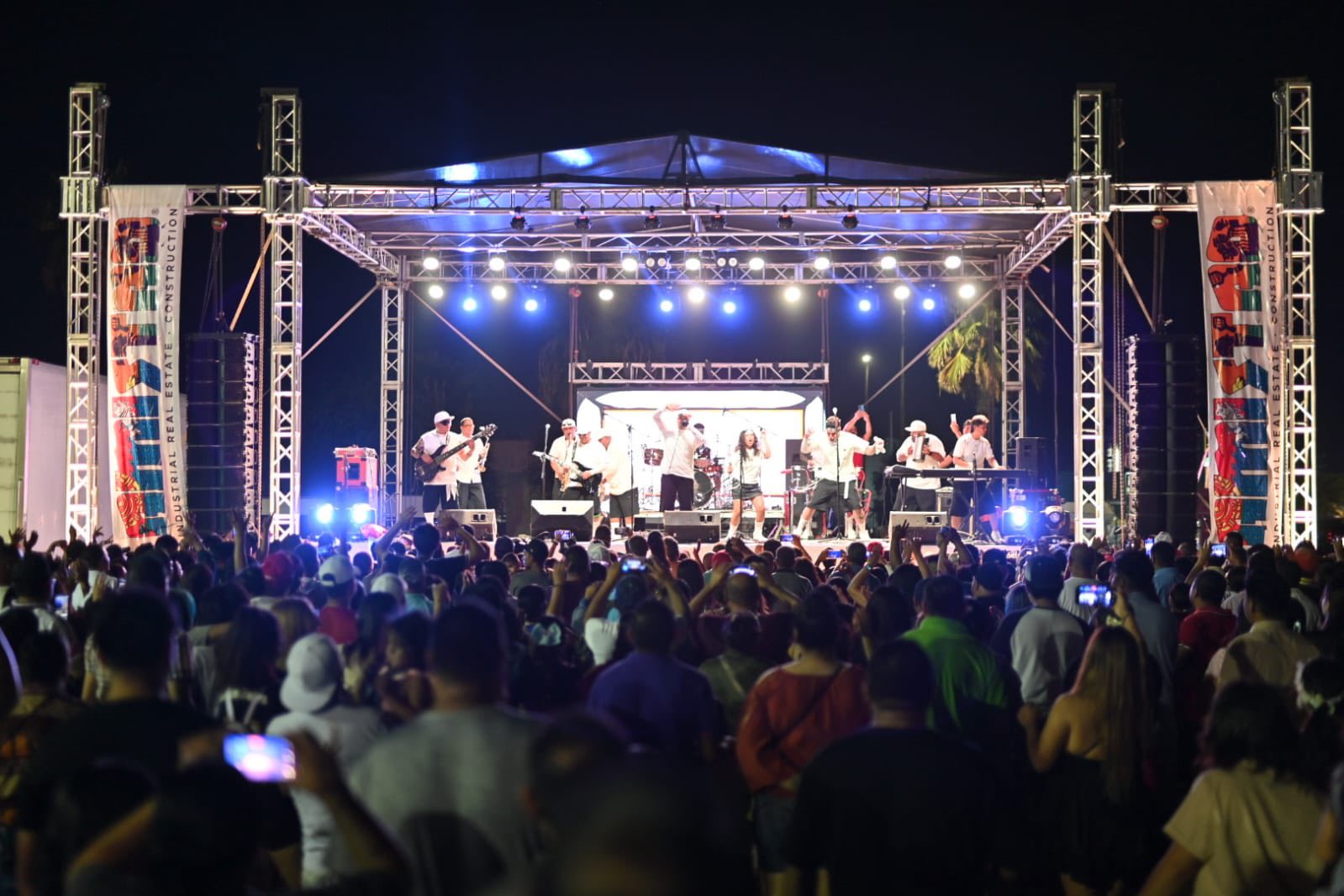 GRAN ÉXITO EN LA PRIMERA FERIA NOCTURNA DEL COMERCIO EN LA MACROPLAZA DE ACUÑA