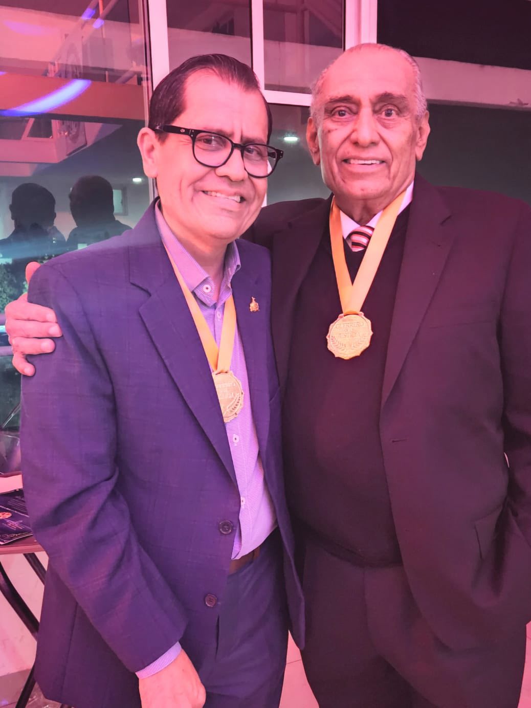 Otorgan a Víctor Hugo Pérez Rojas la medalla “Guerrero de la Justicia Social”