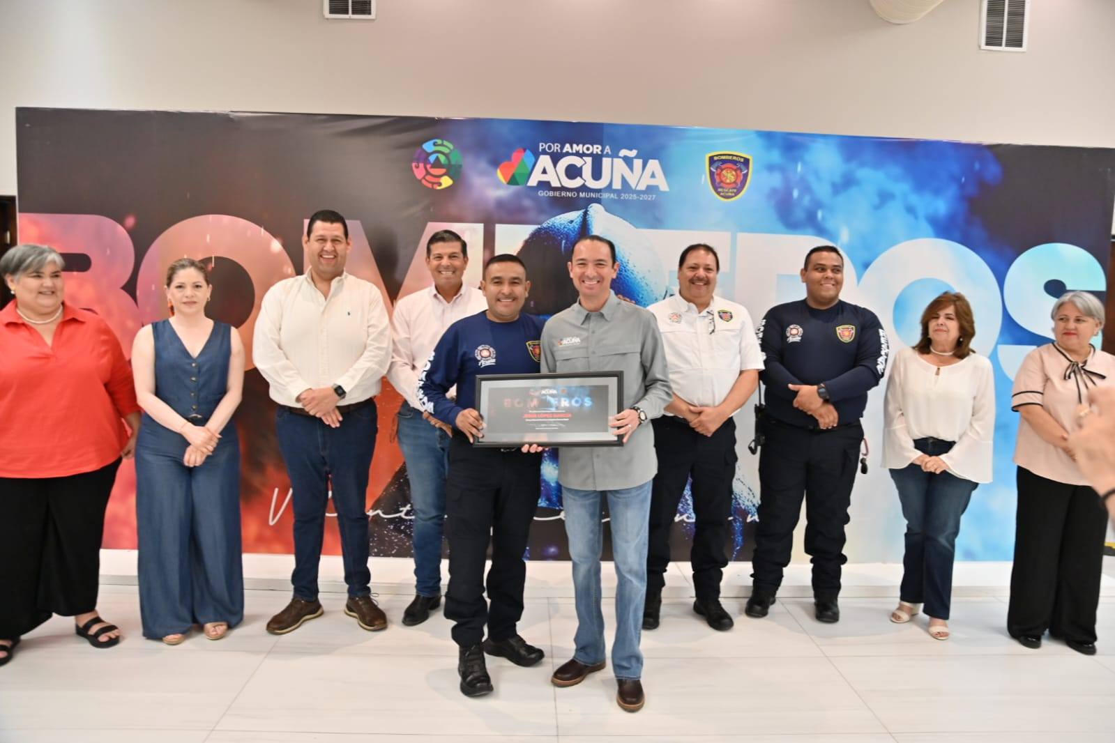 RECONOCEN A BOMBEROS CON CEREMONIA, UNIFORMES Y DISTINCIONES POR TRAYECTORIA