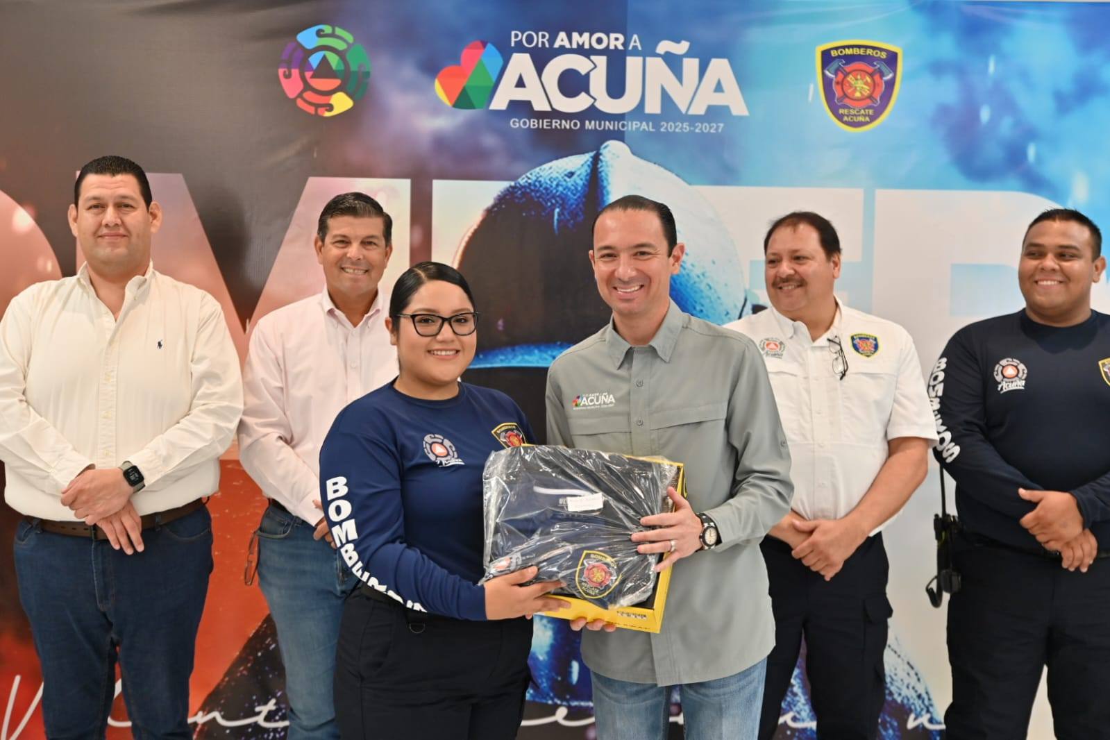 RECONOCEN A BOMBEROS CON CEREMONIA, UNIFORMES Y DISTINCIONES POR TRAYECTORIA