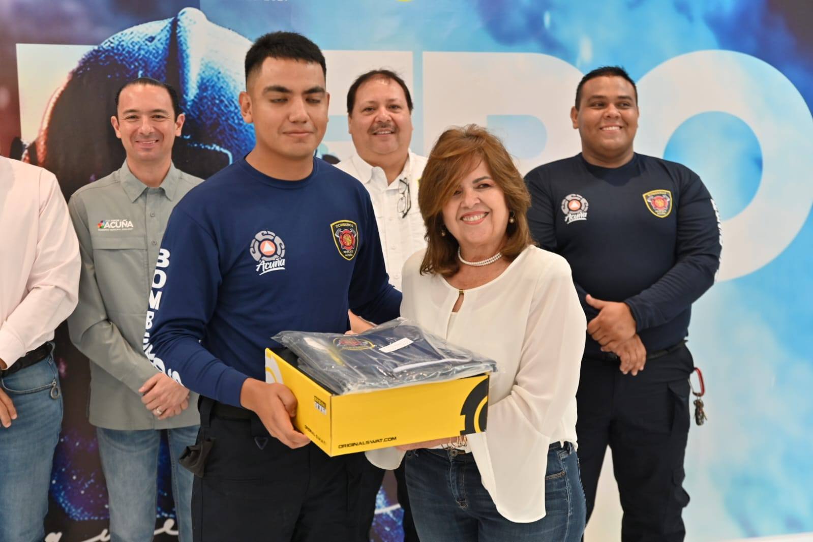RECONOCEN A BOMBEROS CON CEREMONIA, UNIFORMES Y DISTINCIONES POR TRAYECTORIA