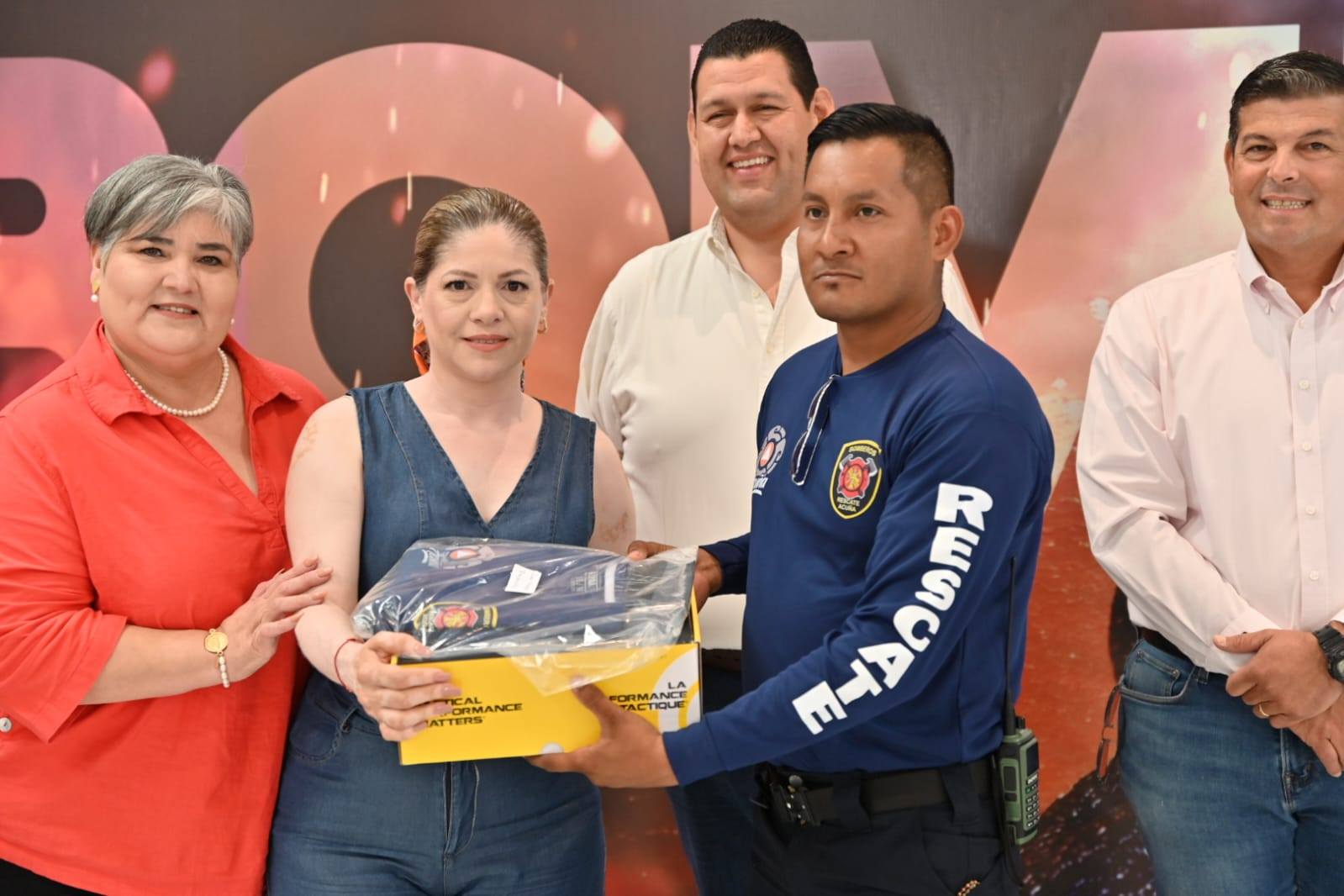 RECONOCEN A BOMBEROS CON CEREMONIA, UNIFORMES Y DISTINCIONES POR TRAYECTORIA
