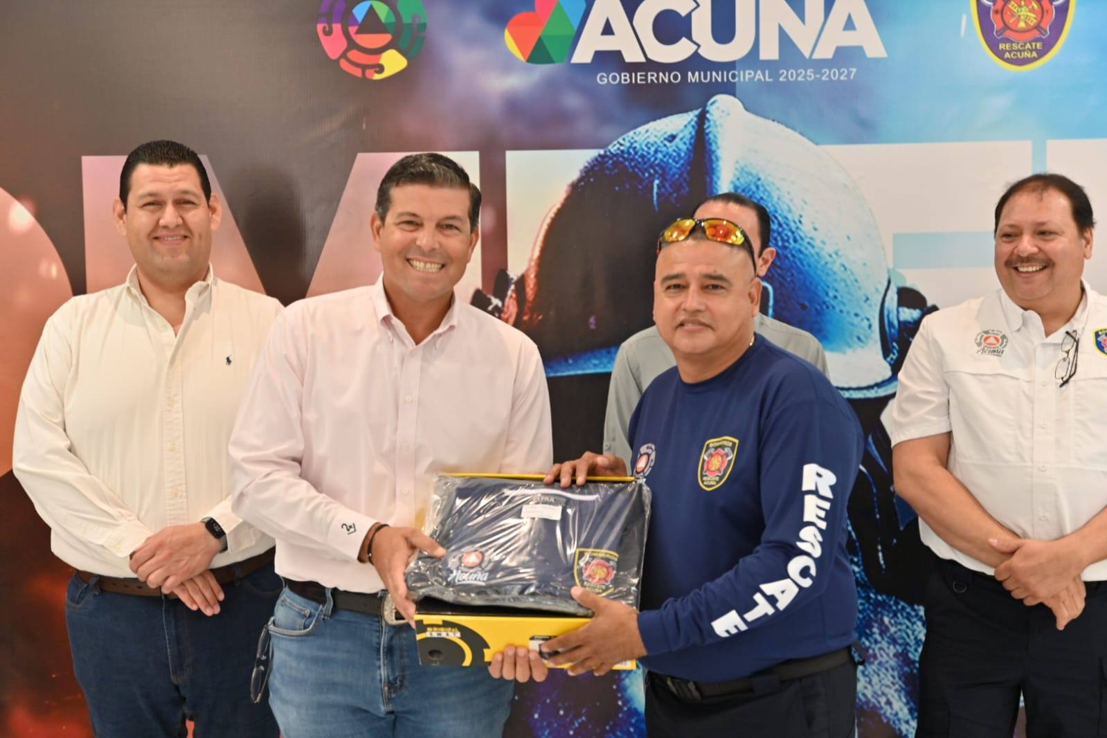 RECONOCEN A BOMBEROS CON CEREMONIA, UNIFORMES Y DISTINCIONES POR TRAYECTORIA