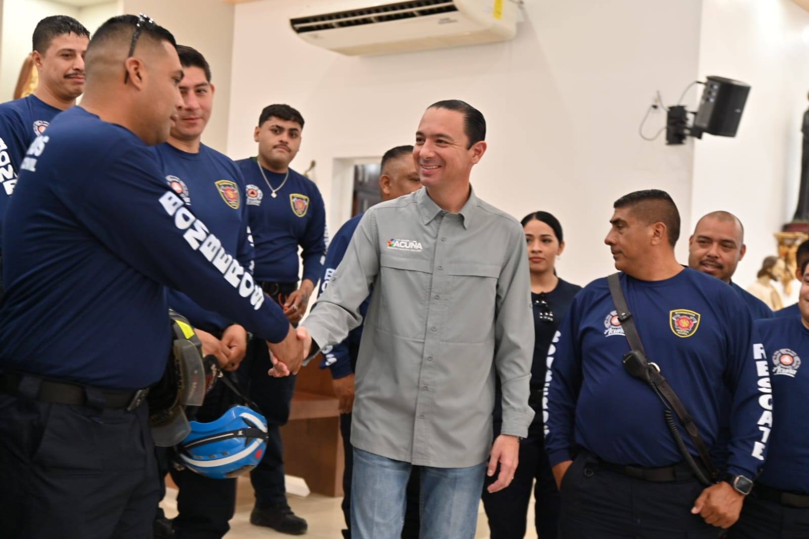 RECONOCEN A BOMBEROS CON CEREMONIA, UNIFORMES Y DISTINCIONES POR TRAYECTORIA