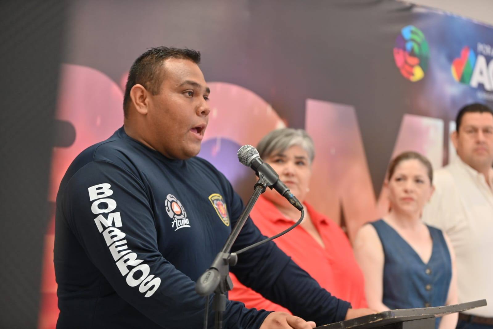 RECONOCEN A BOMBEROS CON CEREMONIA, UNIFORMES Y DISTINCIONES POR TRAYECTORIA