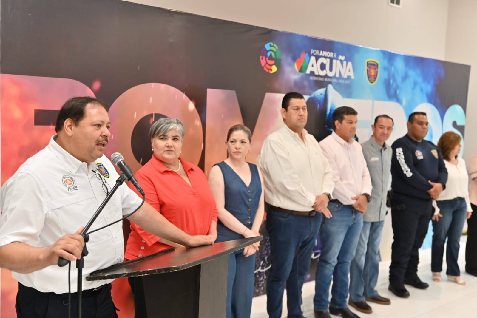 RECONOCEN A BOMBEROS CON CEREMONIA, UNIFORMES Y DISTINCIONES POR TRAYECTORIA