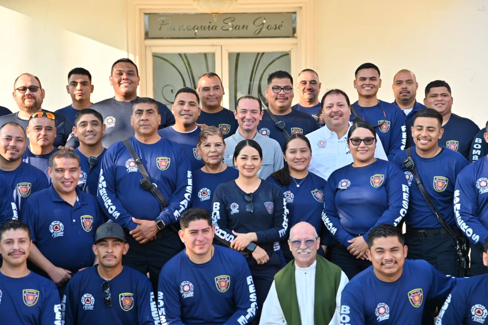 RECONOCEN A BOMBEROS CON CEREMONIA, UNIFORMES Y DISTINCIONES POR TRAYECTORIA
