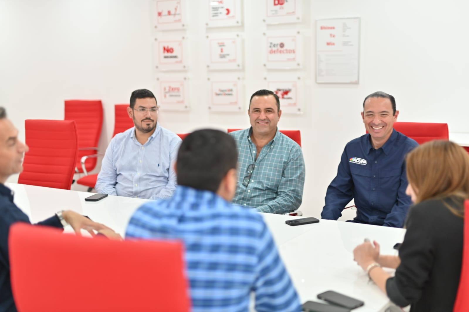 EL ALCALDE EMILIO DE HOYOS MONTEMAYOR REFRENDA SU CERCANÍA A LA INDUSTRIA LOCAL CON VISITA A LA EMPRESA PKC