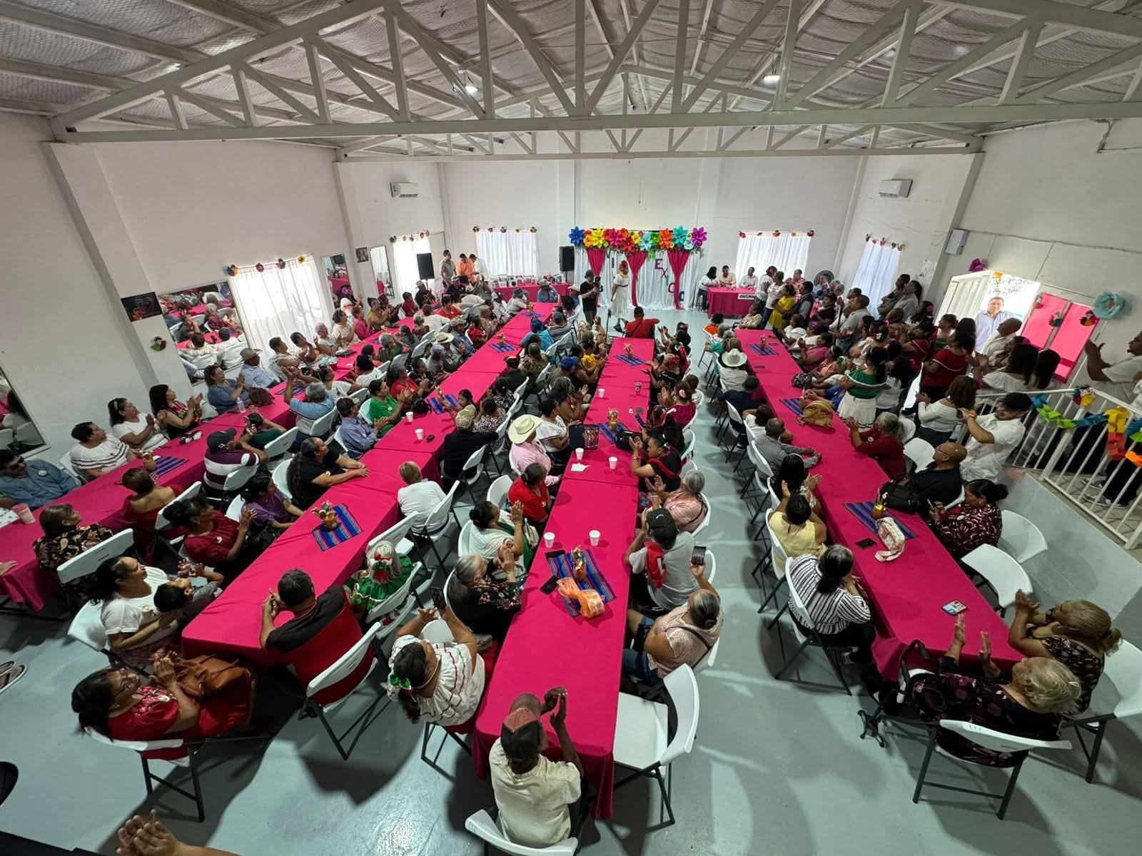 Festeja Emilio De Hoyos a abuelitos en Centros Comunitarios Acuña