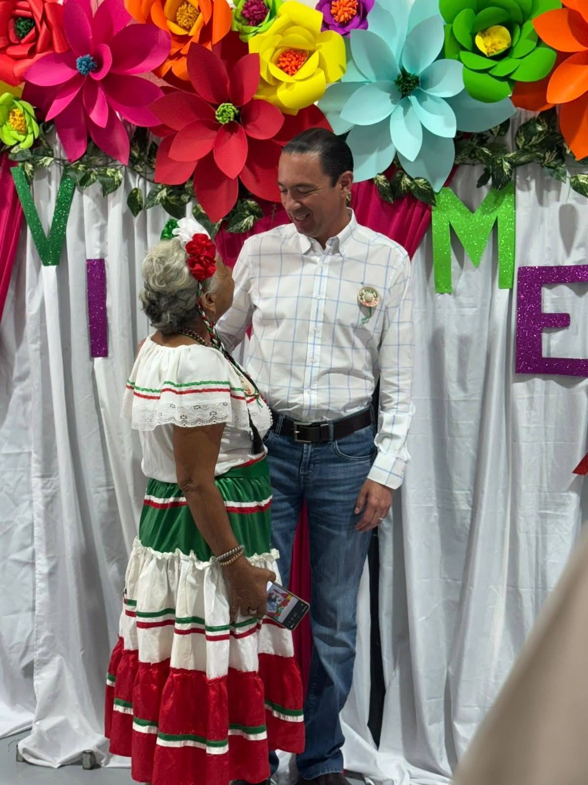 Festeja Emilio De Hoyos a abuelitos en Centros Comunitarios Acuña