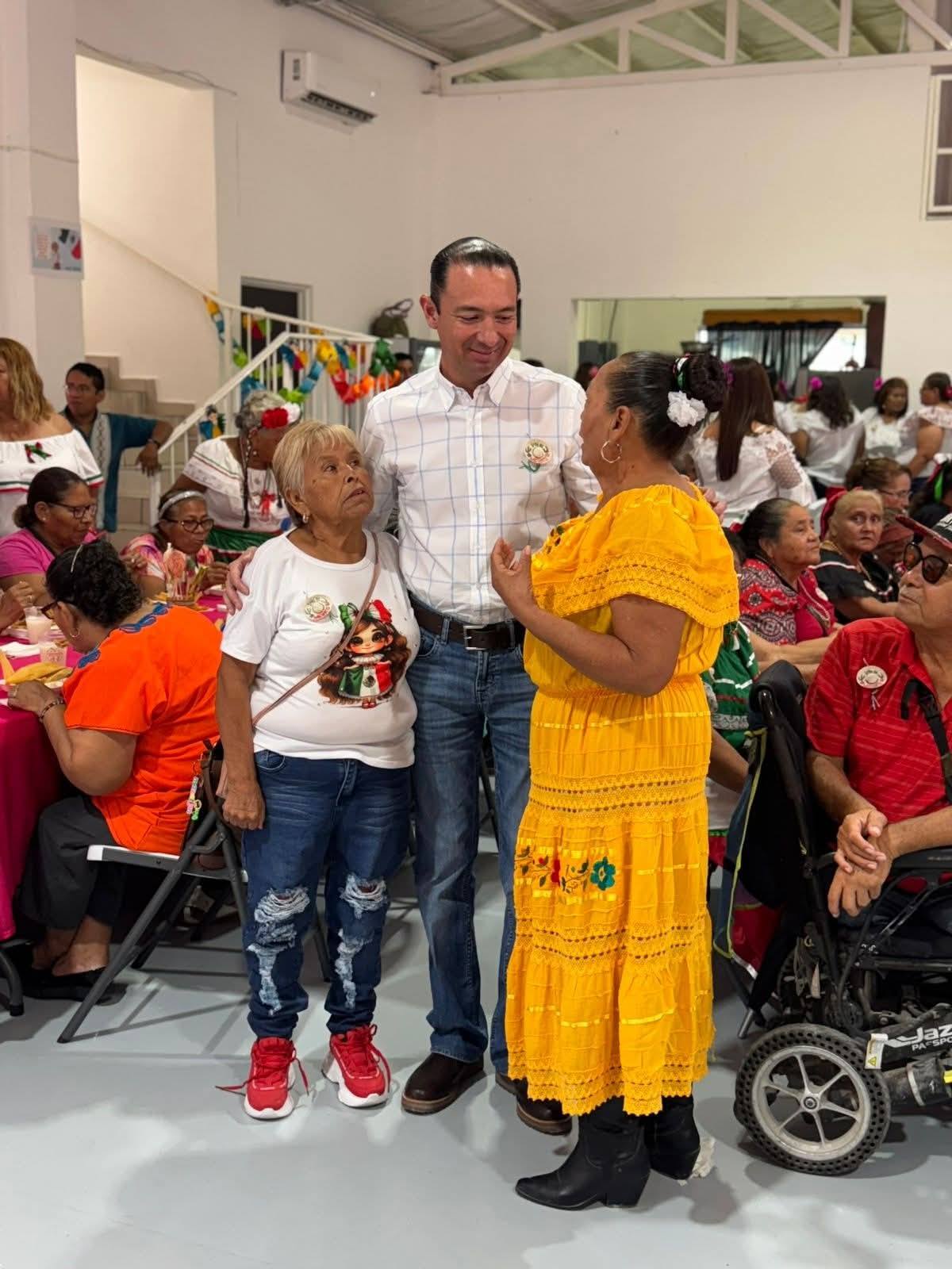 Festeja Emilio De Hoyos a abuelitos en Centros Comunitarios Acuña