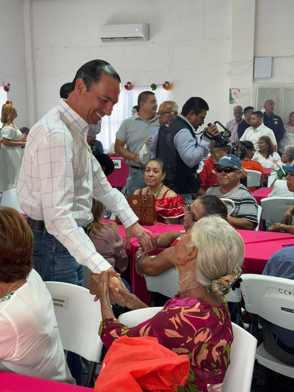 Festeja Emilio De Hoyos a abuelitos en Centros Comunitarios Acuña