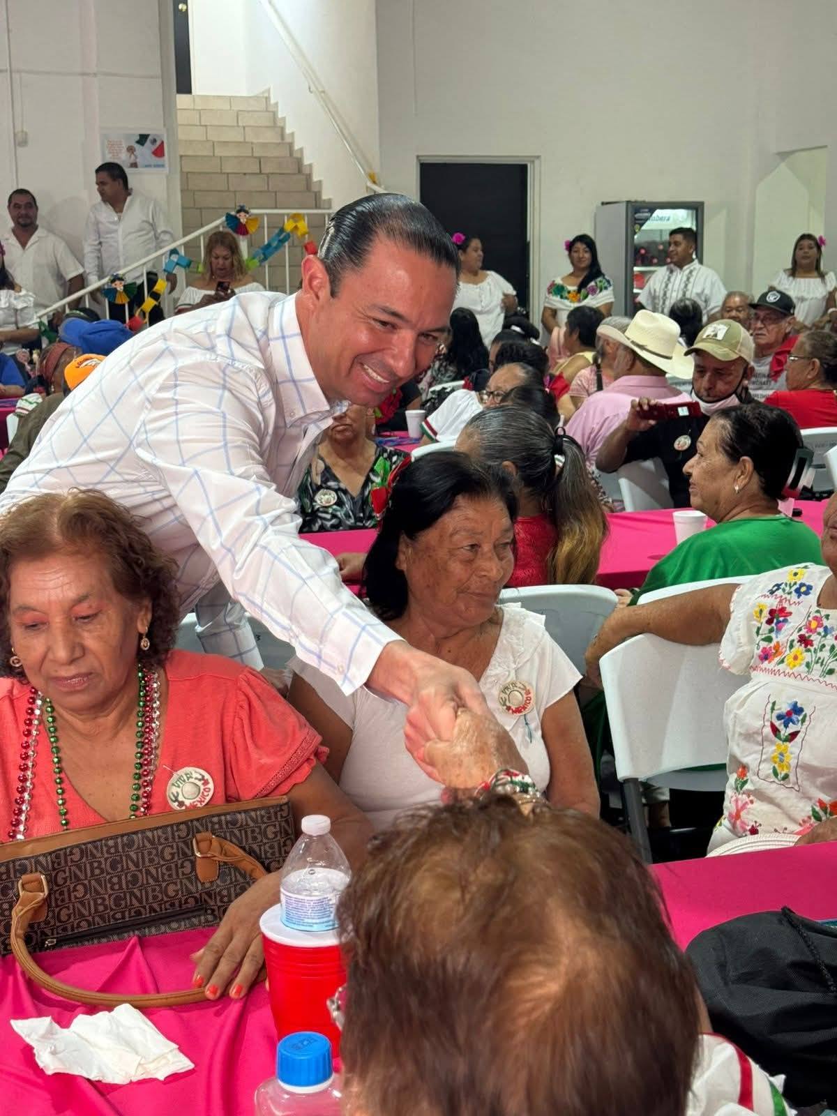 Festeja Emilio De Hoyos a abuelitos en Centros Comunitarios Acuña