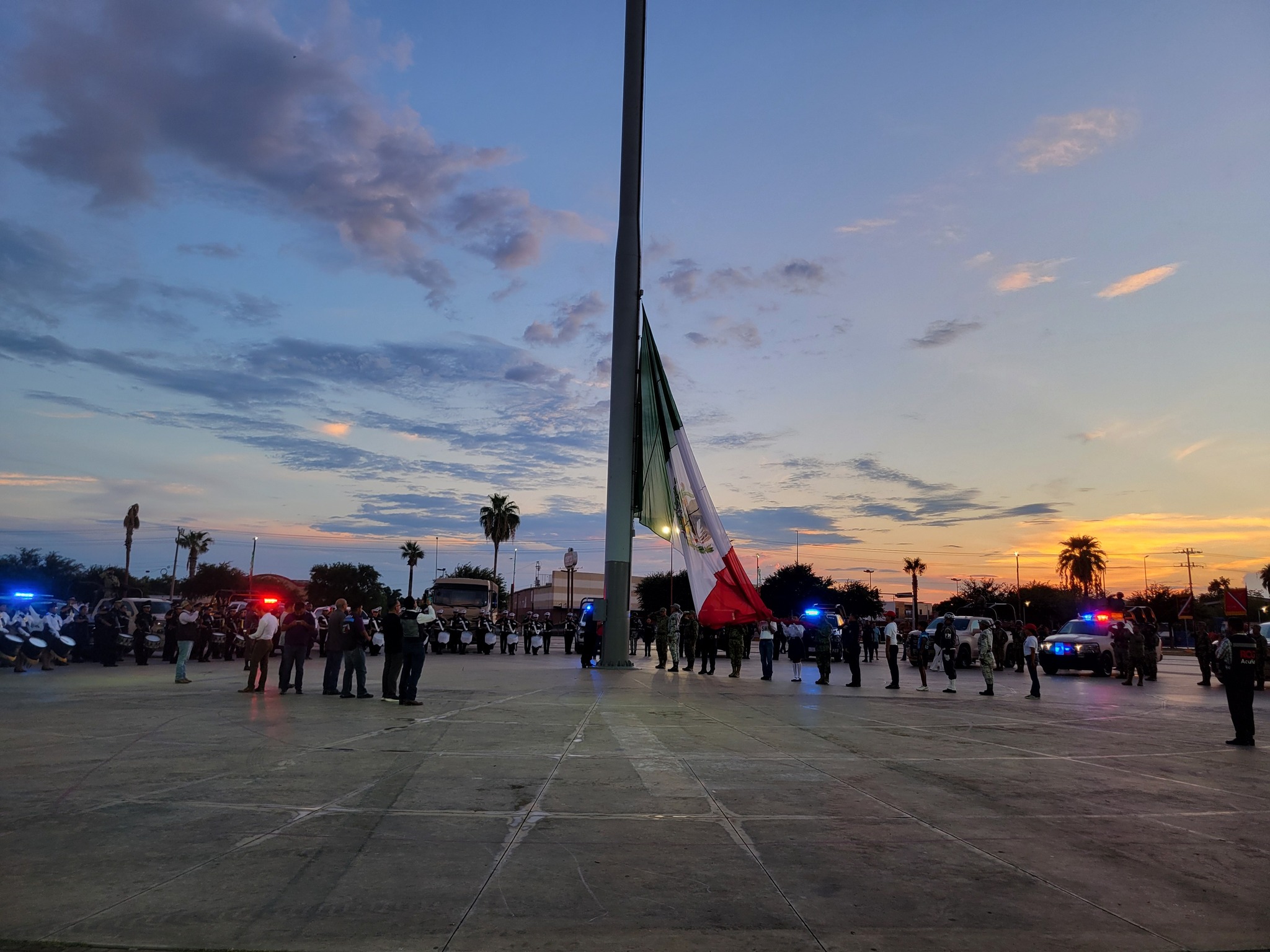 IZAN BANDERA NACIONAL A TODA ASTA
