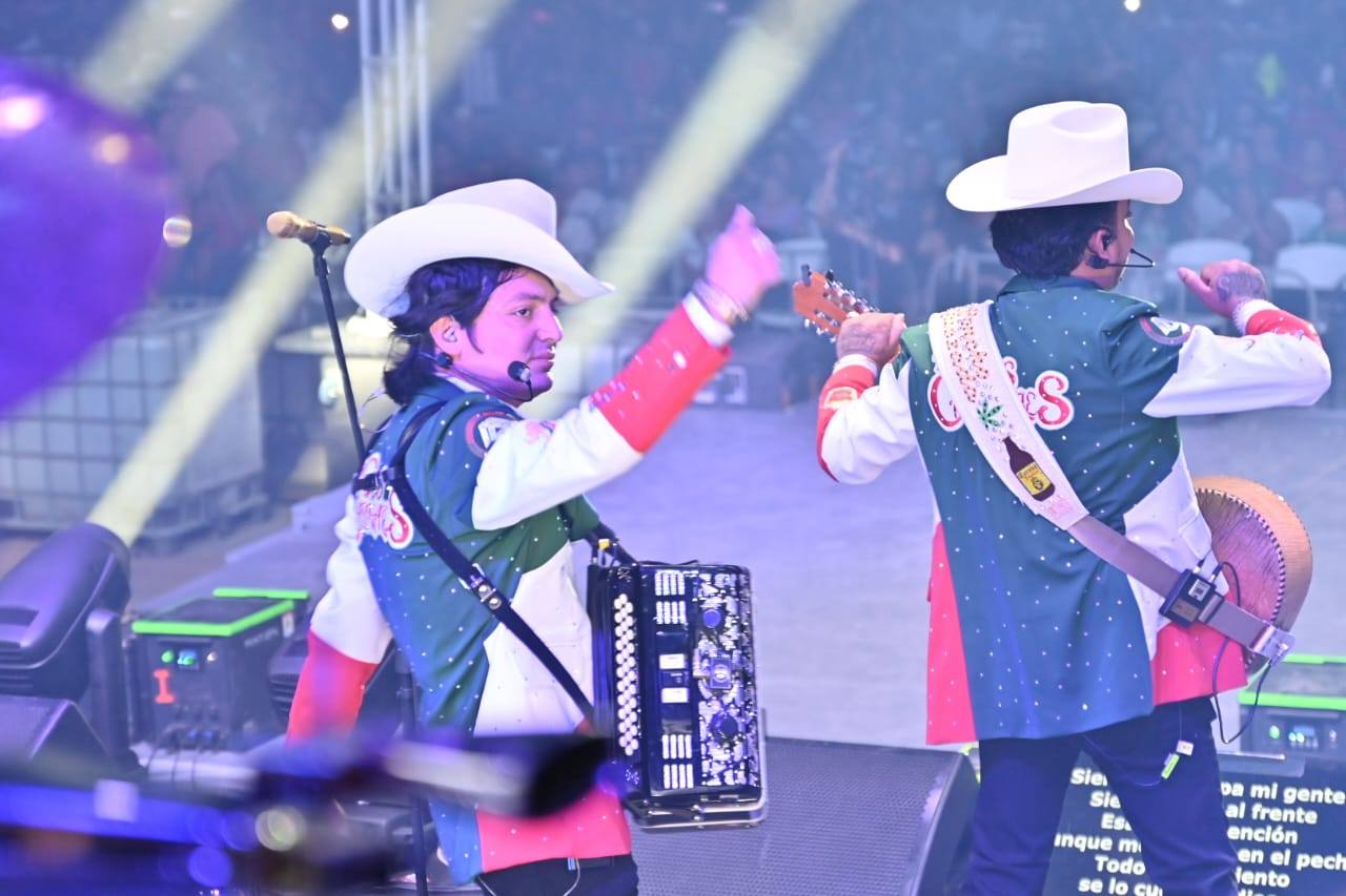¡VIVA MÉXICO, VIVA ACUÑA LA REBELDE!