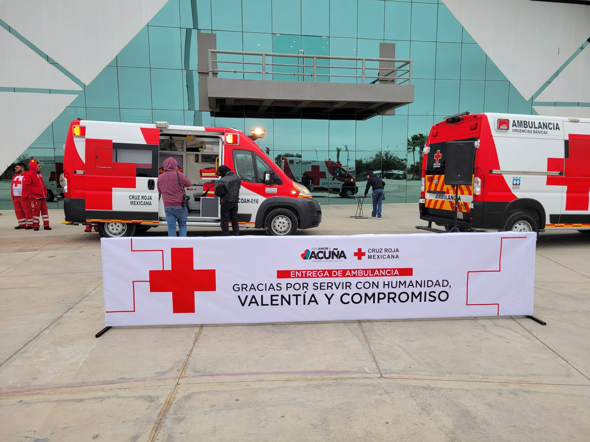 El presidente municipal Lic. Emilio De Hoyos entrega ambulancia a la Cruz Roja Mexicana