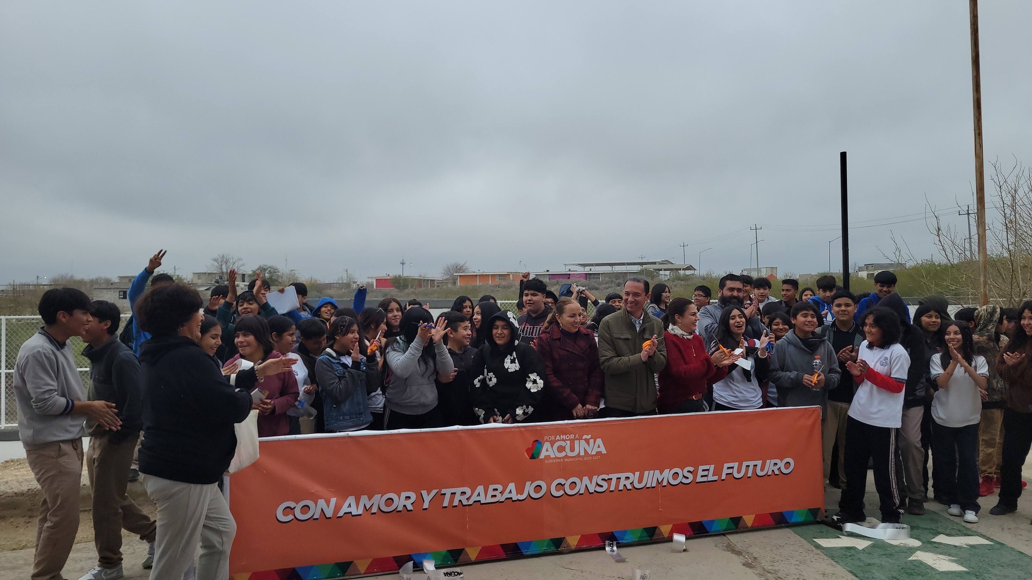 Entrega alcalde barda perimetral en escuela secundaria