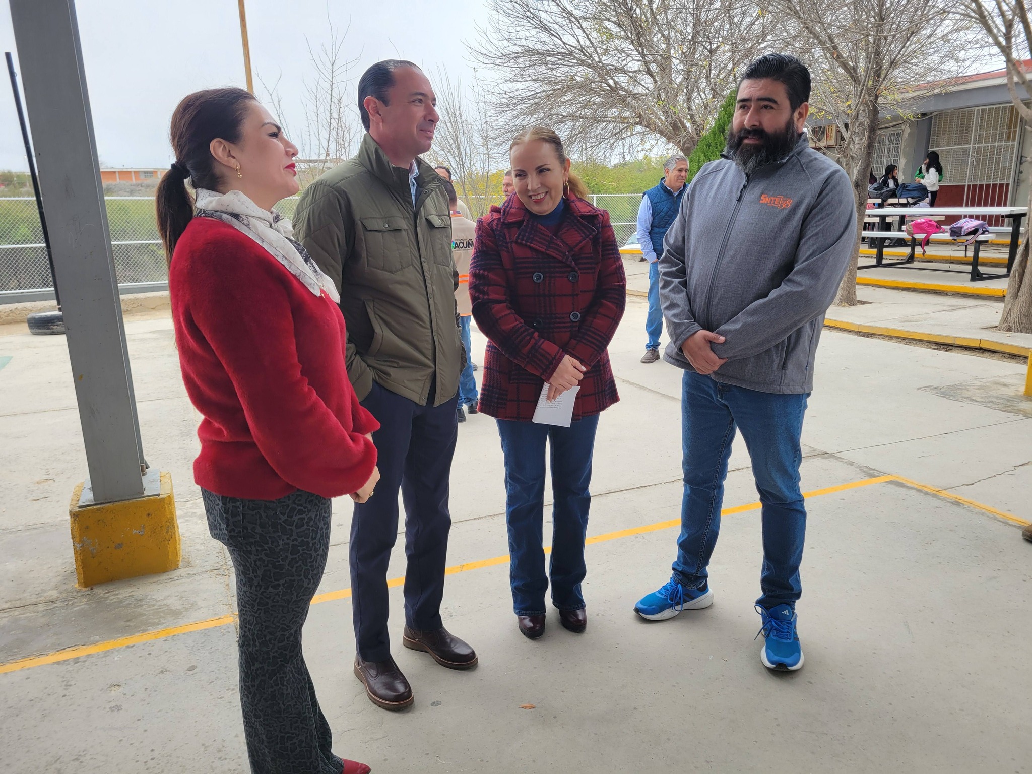 Entrega alcalde barda perimetral en escuela secundaria