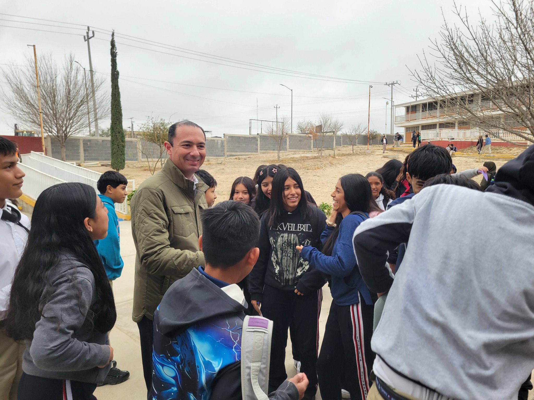Entrega alcalde barda perimetral en escuela secundaria
