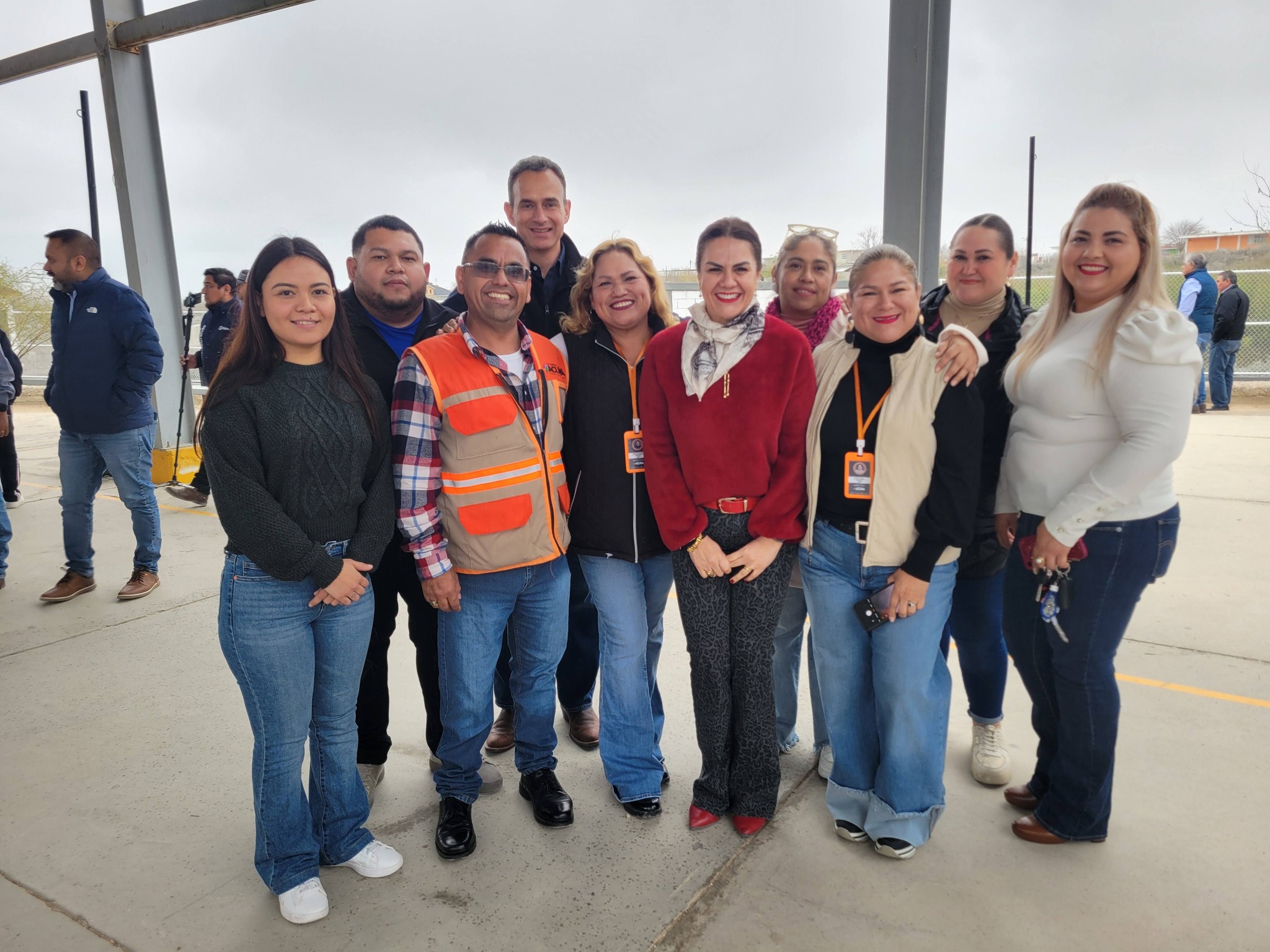 Entrega alcalde barda perimetral en escuela secundaria