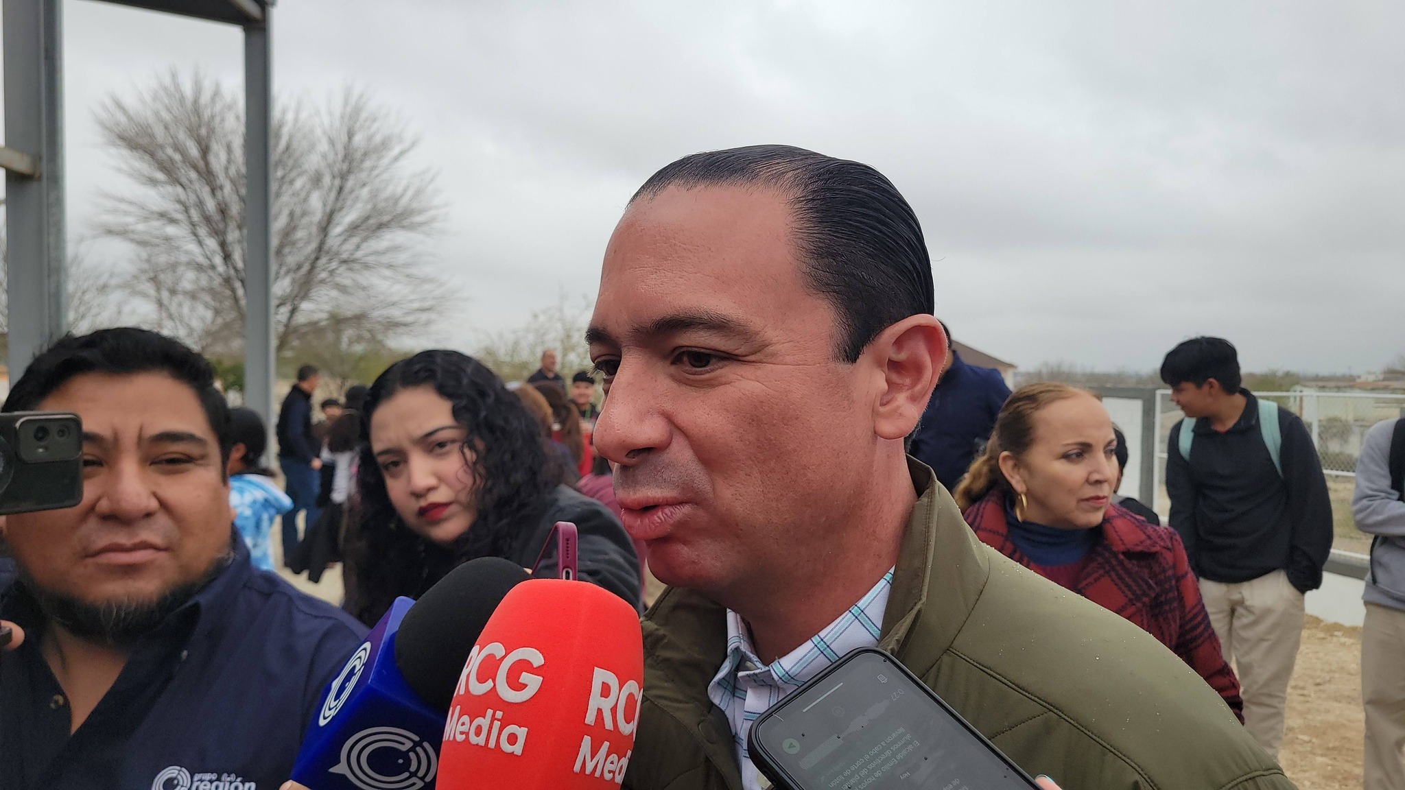 Entrega alcalde barda perimetral en escuela secundaria