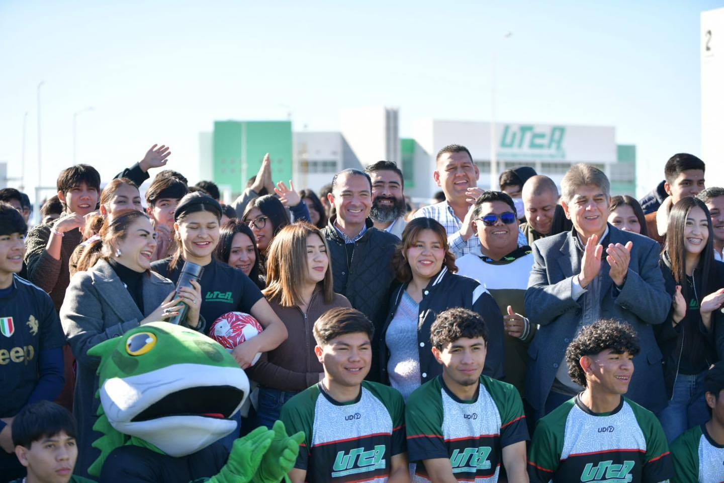 ENTREGA ALCALDE EMILIO DE HOYOS NUEVA CANCHA DE FÚTBOL EN LA UTCA